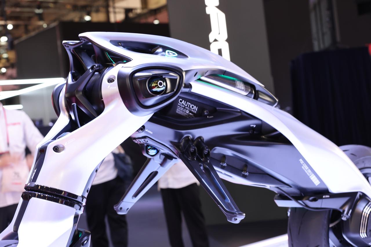 画像12: 【ワールドプレミア】ヤマハ「MOTOROiD:Λ(ラムダ)」AI強化学習とSim2Real技術で“自ら学ぶバイク”が進化する未来へ【ジャパンモビリティショー2025】