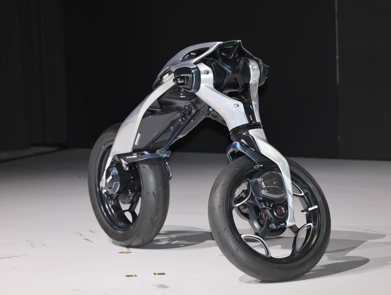 画像5: 【ワールドプレミア】ヤマハ「MOTOROiD:Λ(ラムダ)」AI強化学習とSim2Real技術で“自ら学ぶバイク”が進化する未来へ【ジャパンモビリティショー2025】