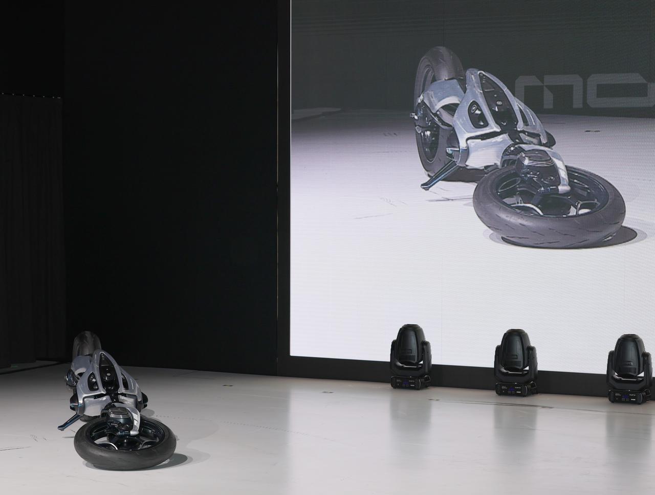 画像1: 【ワールドプレミア】ヤマハ「MOTOROiD:Λ(ラムダ)」AI強化学習とSim2Real技術で“自ら学ぶバイク”が進化する未来へ【ジャパンモビリティショー2025】