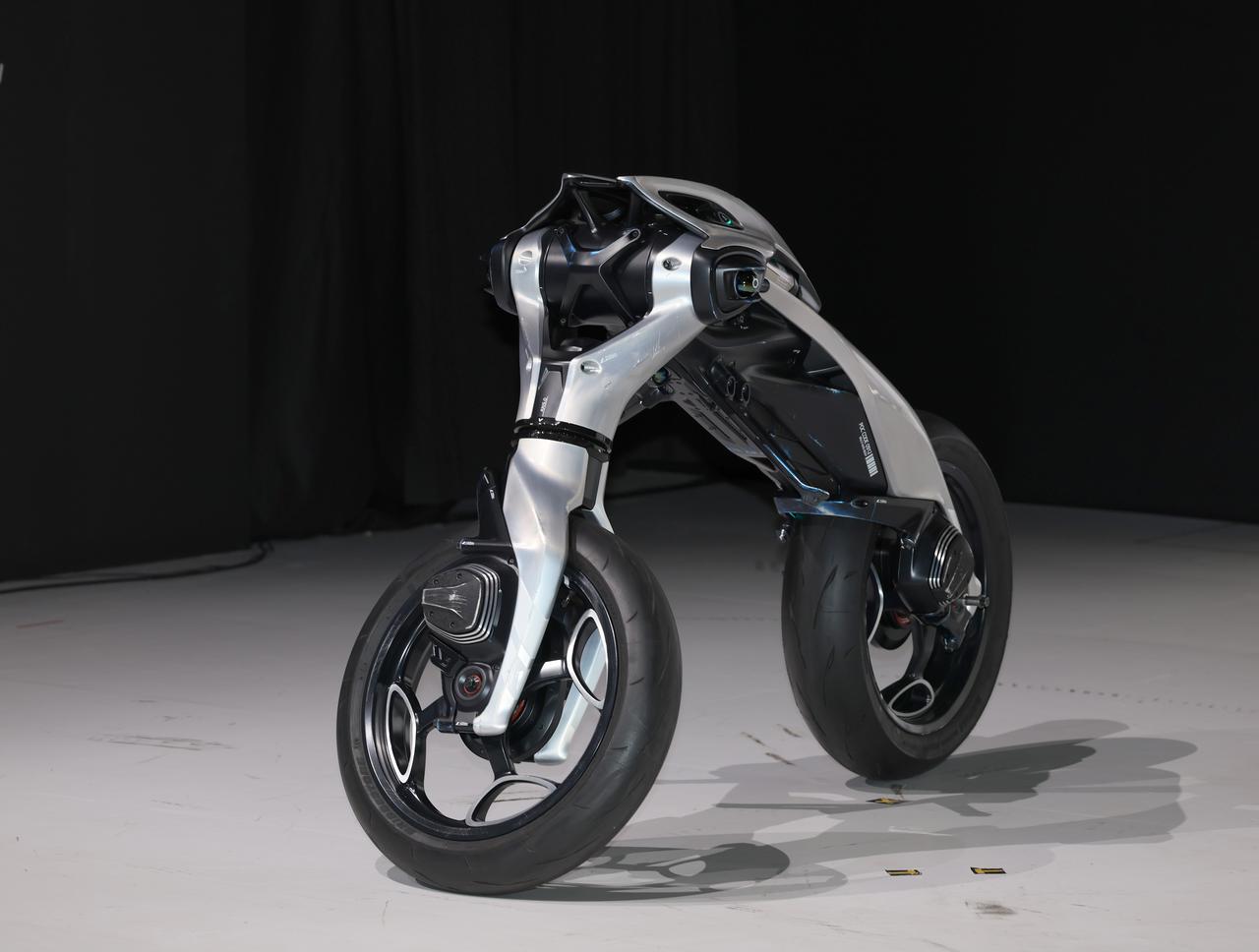 画像2: 【ワールドプレミア】ヤマハ「MOTOROiD:Λ(ラムダ)」AI強化学習とSim2Real技術で“自ら学ぶバイク”が進化する未来へ【ジャパンモビリティショー2025】