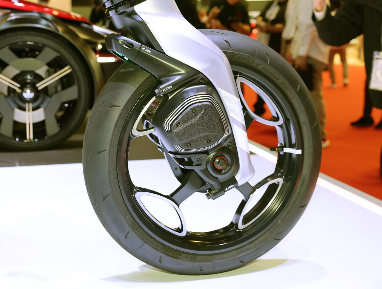 画像10: 【ワールドプレミア】ヤマハ「MOTOROiD:Λ(ラムダ)」AI強化学習とSim2Real技術で“自ら学ぶバイク”が進化する未来へ【ジャパンモビリティショー2025】