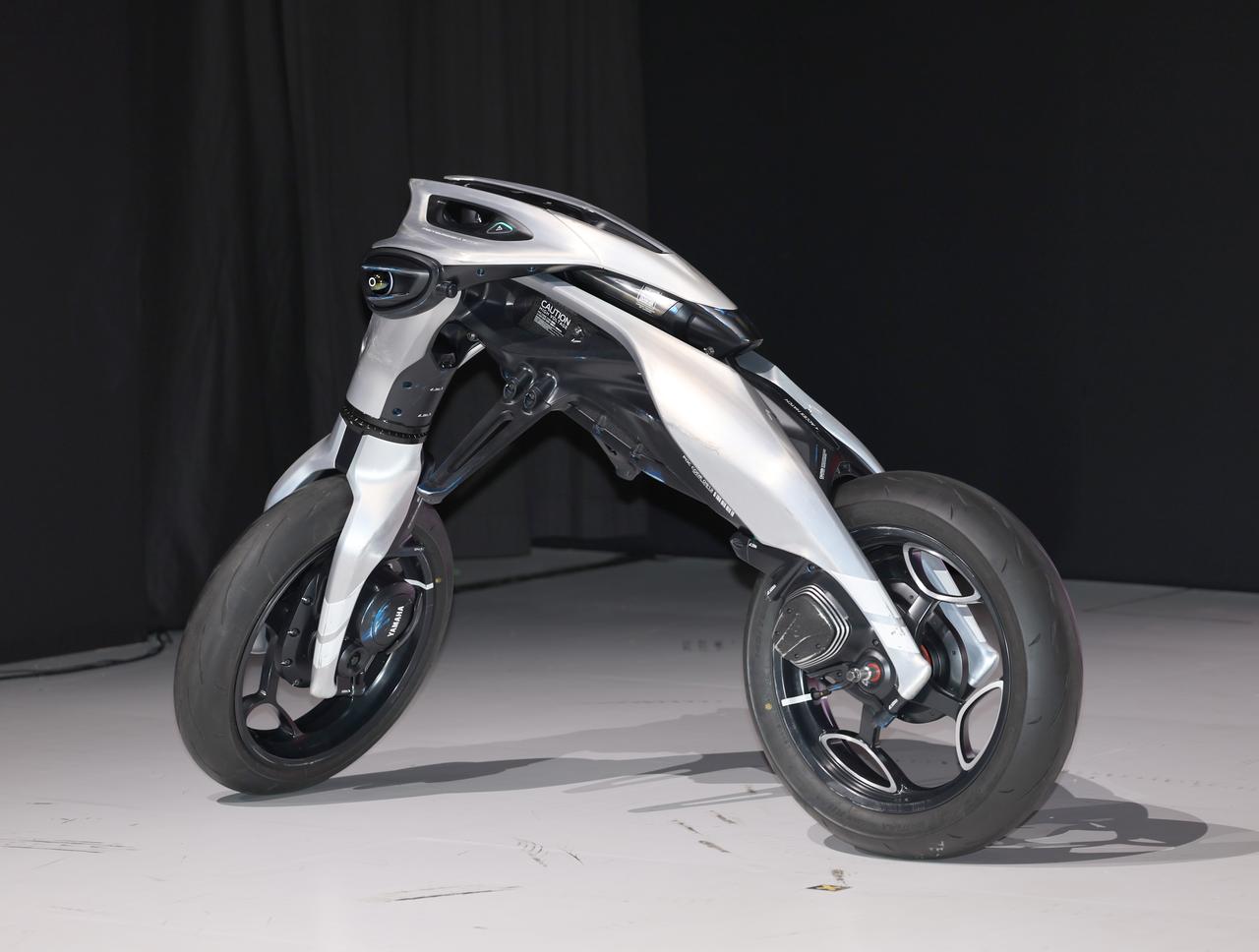 画像3: 【ワールドプレミア】ヤマハ「MOTOROiD:Λ(ラムダ)」AI強化学習とSim2Real技術で“自ら学ぶバイク”が進化する未来へ【ジャパンモビリティショー2025】