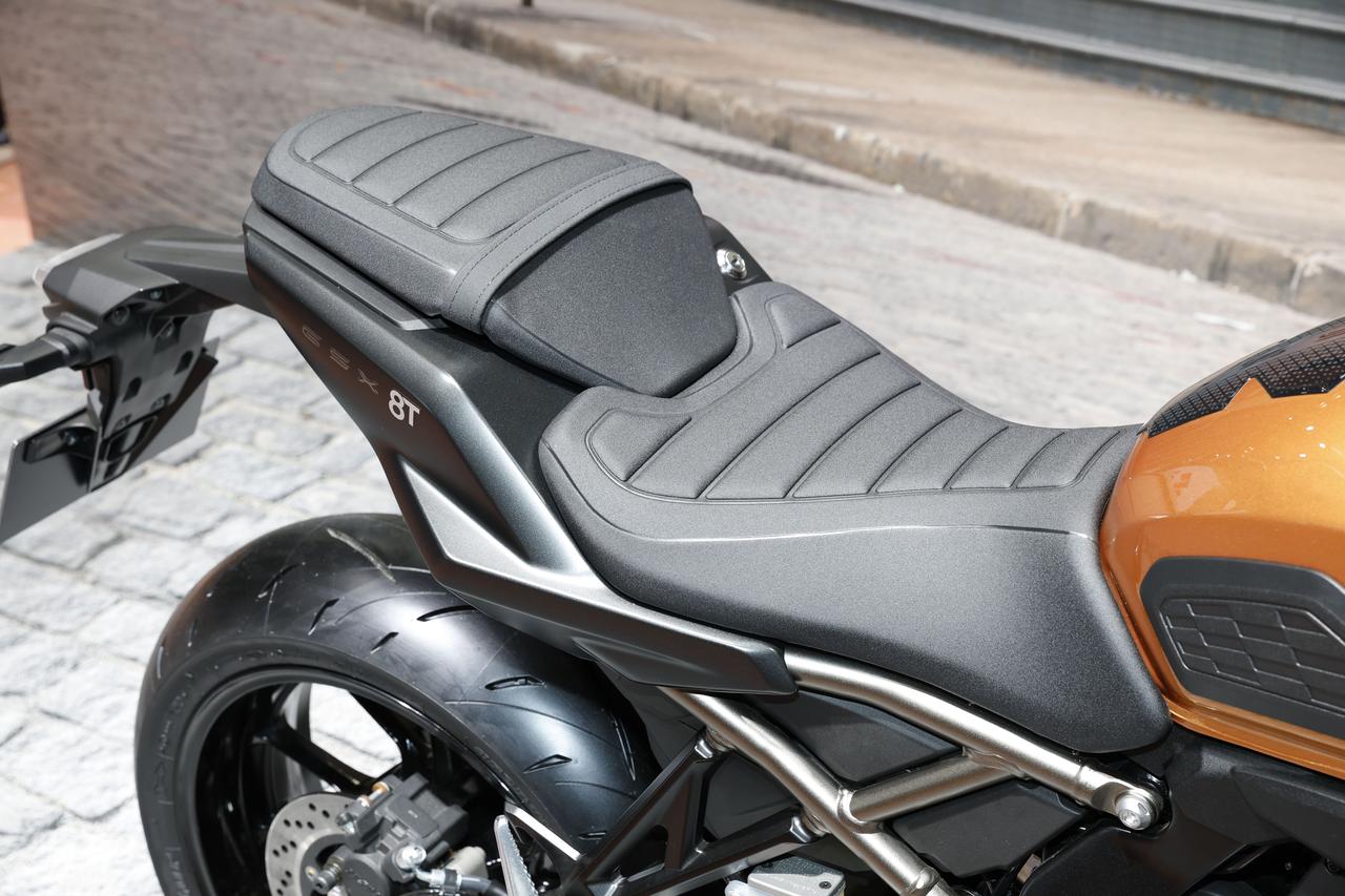 画像5: 【国内仕様登場!?】スズキ「GSX-8T 」「GSX-8TT」を詳細解説! またがりも可能な話題のニューモデルを実車展示!【ジャパンモビリティショー2025】