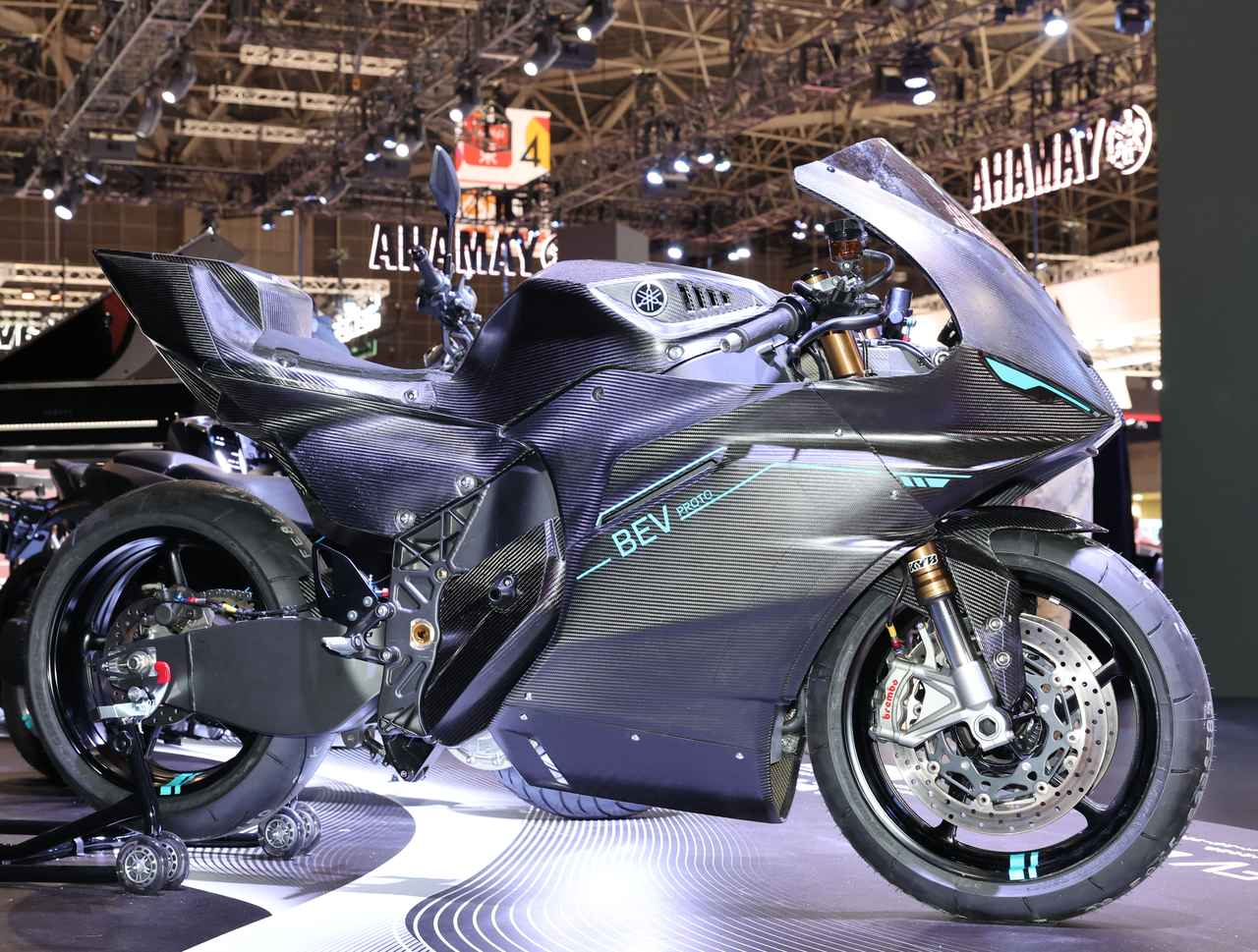 画像1: 【ワールドプレミア】ヤマハ「PROTO BEV」ライダーの操る喜びを追求したEVスーパースポーツ!【ジャパンモビリティショー2025】