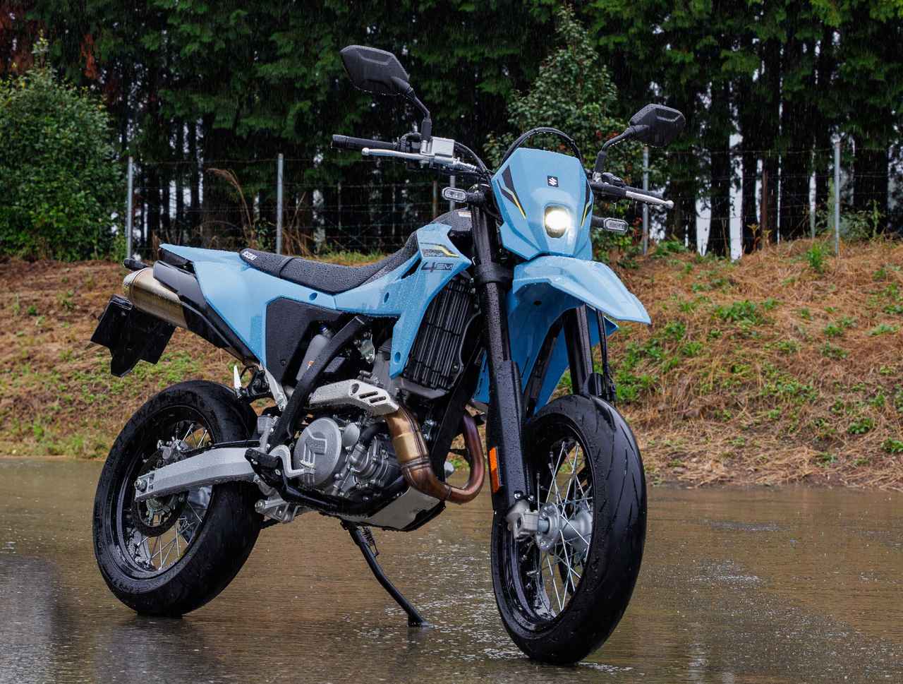 画像: SUZUKI DR-Z4SM 2026年モデル 総排気量：398cc エンジン形式：水冷4ストDOHC4バルブ単気筒 シート高：890mm 車両重量：154kg 発売日：2025年10月8日（水） 税込価格：119万9000円