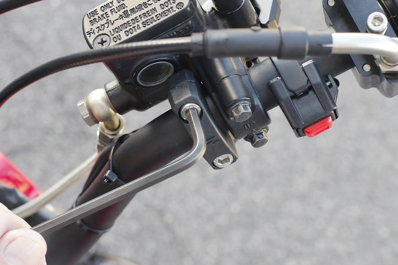 画像7: アントラーハンドガードをハンターカブに取り付けてみるけど、 純正ハンドルだと付かないしレバーのクリアランスもギリギリだったので工夫してみた