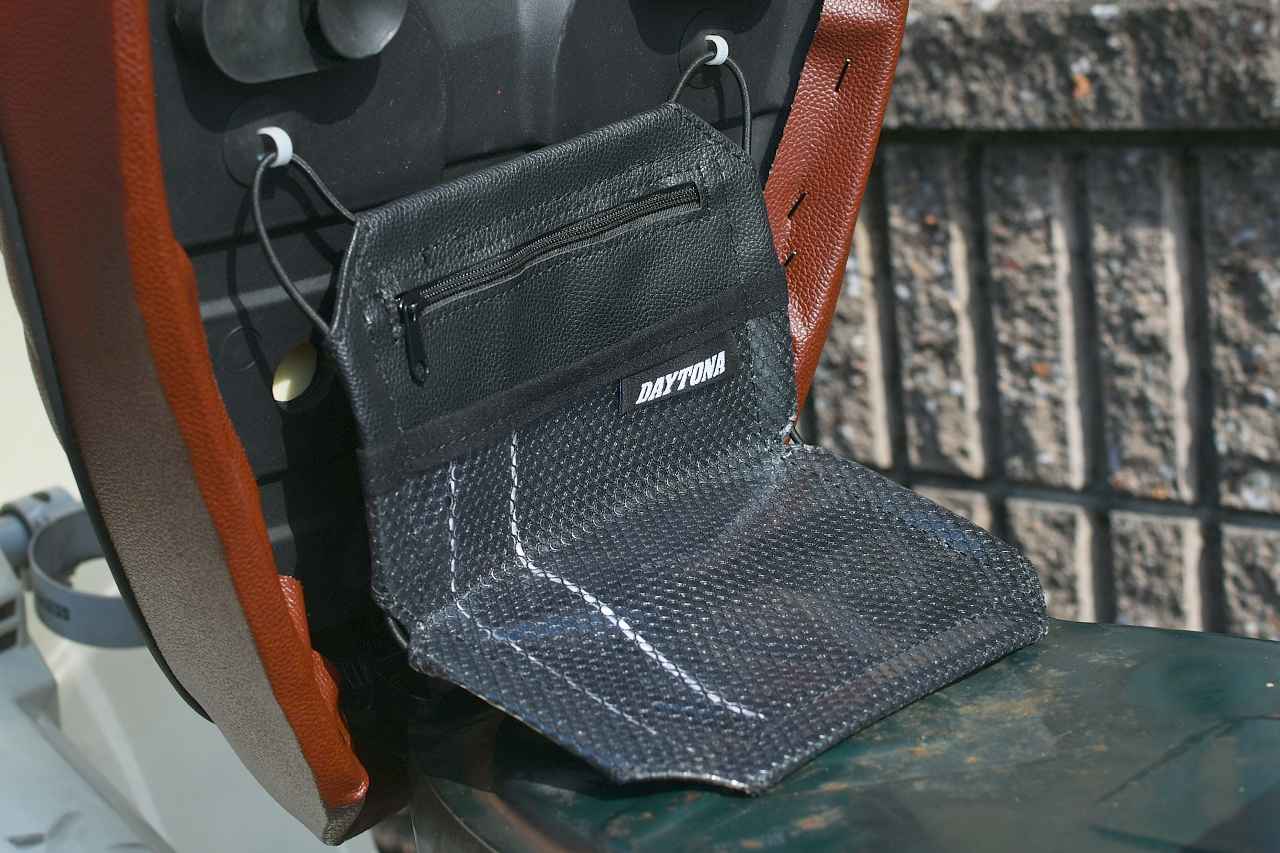 画像: スーパーカブのシート下を活用したいので、シートインポケットのSサイズを頑張って装着してみる - webオートバイ