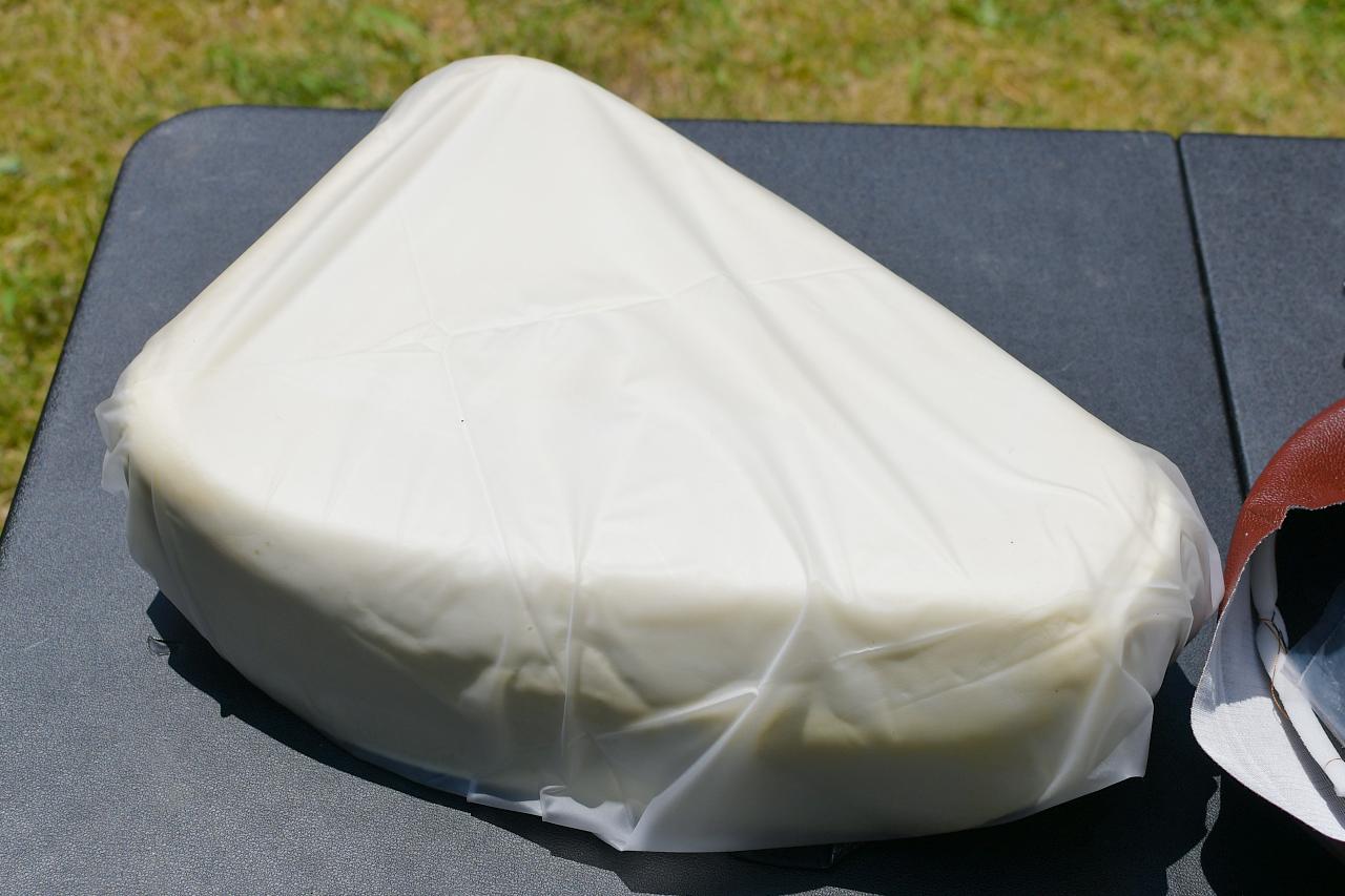 画像: 雨でシートがビタビタになるのがイヤなので、スーパーカブ90の社外シ-トに防水ビニールを張り込んでみる - webオートバイ