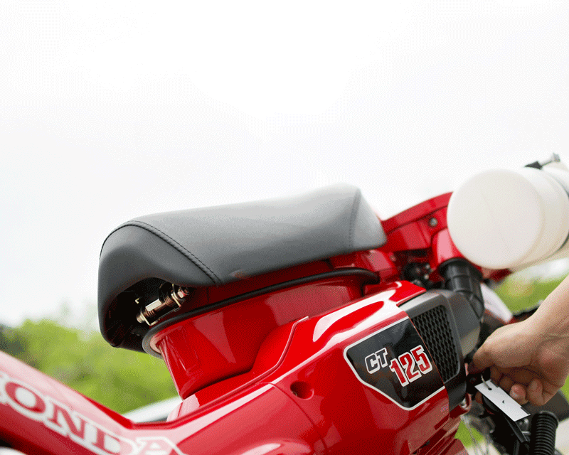 画像: モーターサイクルショーで気になったプルアップシートオープナーを、プロトに行ってあらためて取材してきたぞ。 - webオートバイ