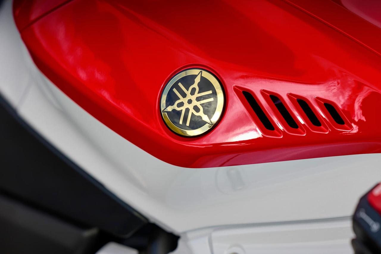 画像2: 【世界初公開】70周年記念色を纏うヤマハ「YZF-R7」2026年モデル登場! 最高峰R1からフィードバックされた6軸IMU×電子制御で走行性能をブラッシュアップ【2026速報】