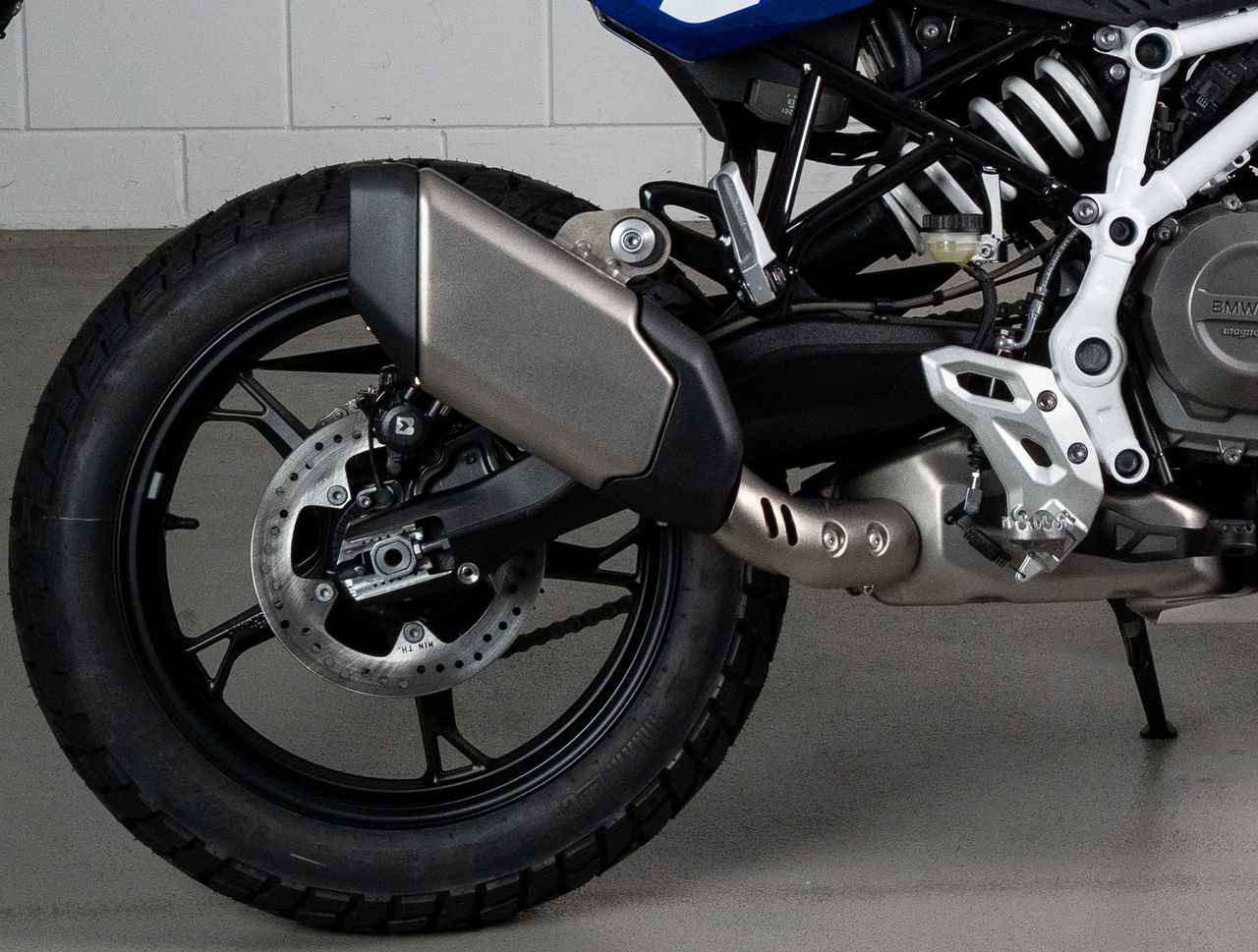 画像2: 【クラッチ操作不要のERC搭載!】BMW「F450GS」市販型登場! 革新メカ搭載の“スモールGS”を詳細解説!【2026速報】