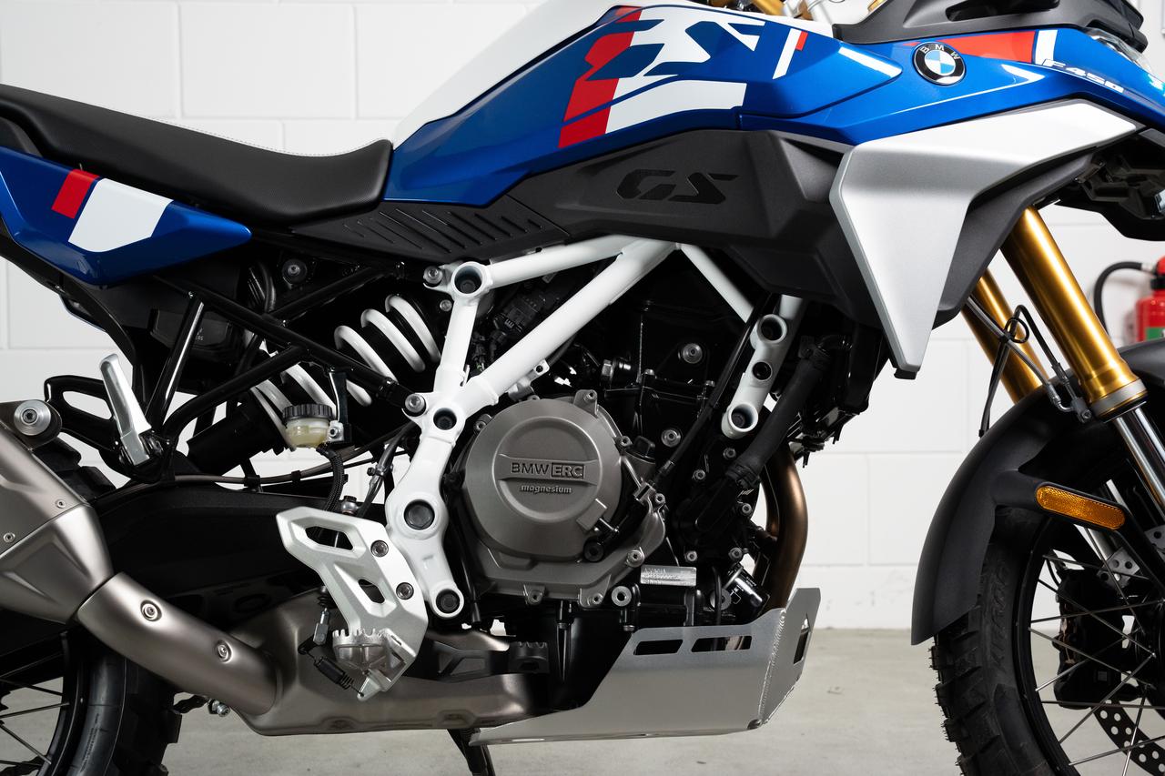画像 : 8番目の画像 - 「【クラッチ操作不要のERC搭載！】BMW「F450GS」市販型登場！ 革新メカ搭載の“スモールGS”を詳細解説！【2026速報】」のアルバム - webオートバイ