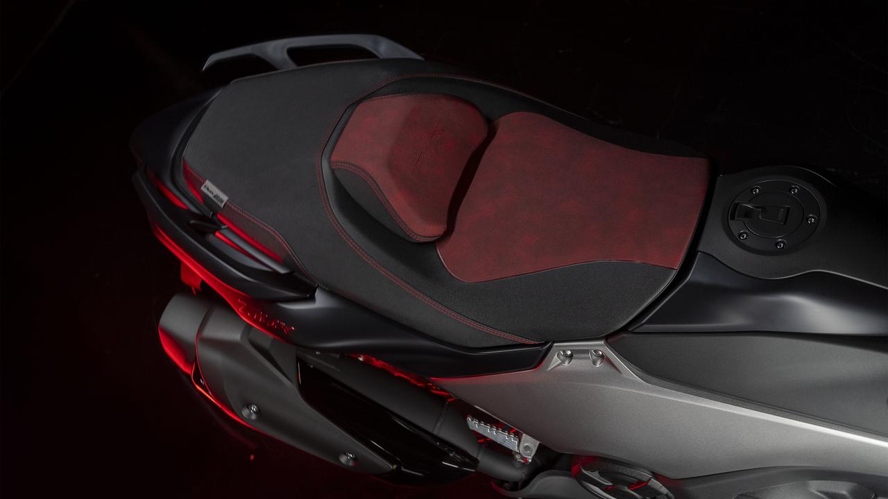 画像2: ヤマハが「TMAX」の25周年記念モデルを発表! 欧州で絶大な人気を誇るスポーツスクーターの特別仕様車【2026速報】
