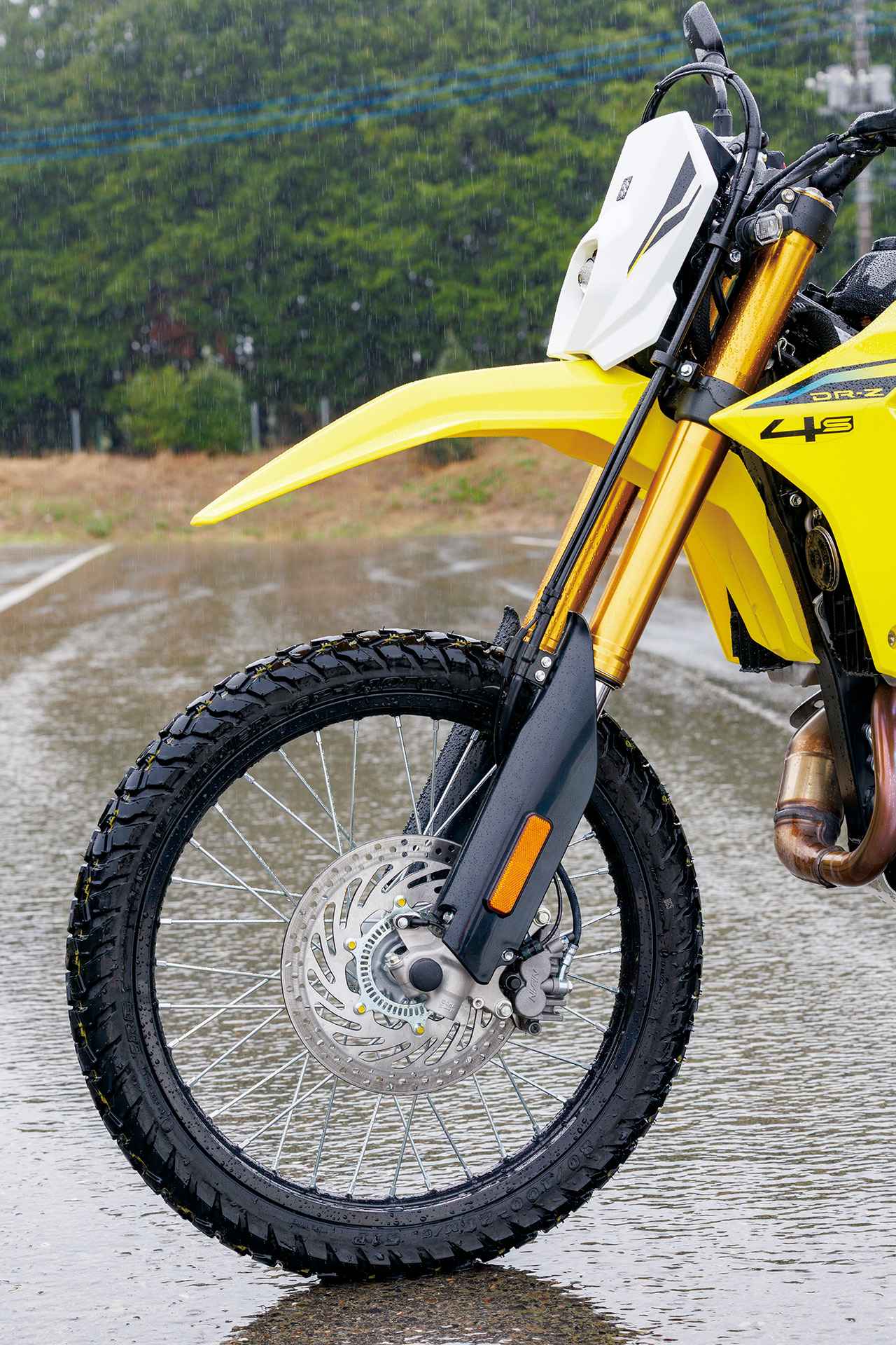 画像: アウターチューブの剛性やリーディングアクスルの位置はSとSMで異なり、それぞれに最適な剛性値とトレール量を設定している。