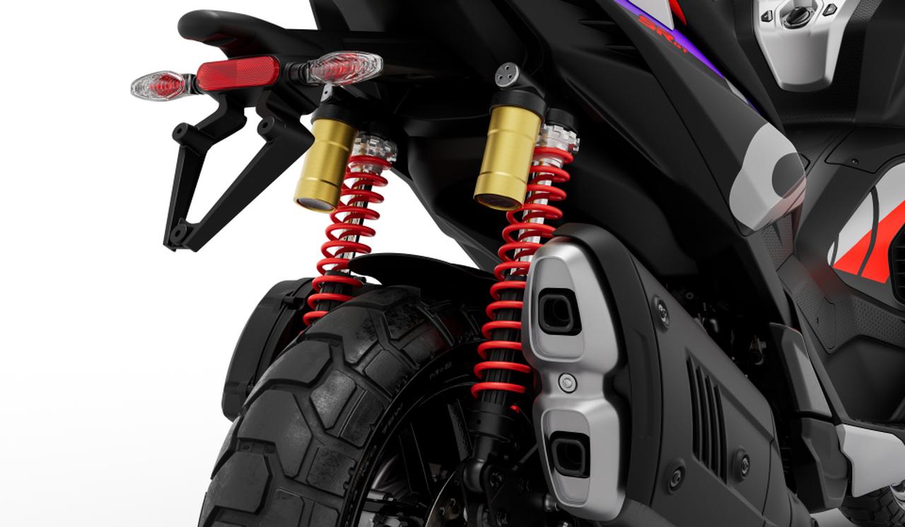 画像: ▲リアショックはリザーバータンク付きのデュアルタイプ。マフラーはスポーツバイクをイメージしたスポーティなデザインを採用。