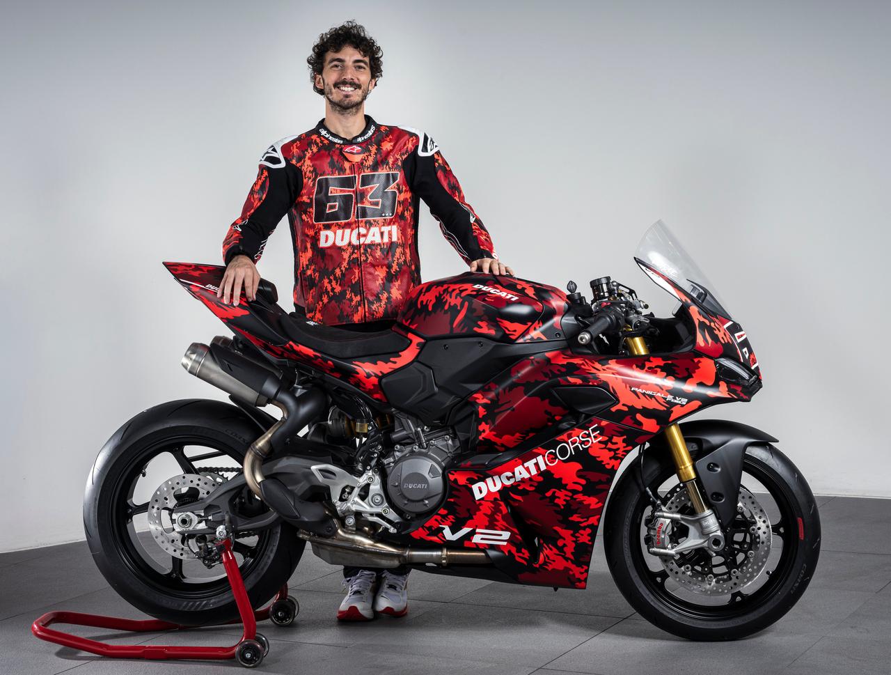 画像: ▲フランチェスコ・バニャイア選手と「パニガーレV2 FB63」。