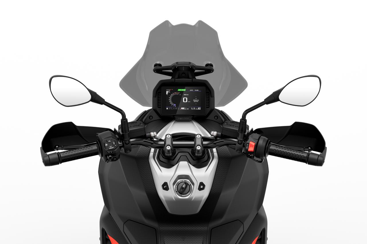 画像: ▲5インチのカラーTFTモニターを採用。アドベンチャースタイルの5段階調整可能なウィンドスクリーンとハンドガードを備える。