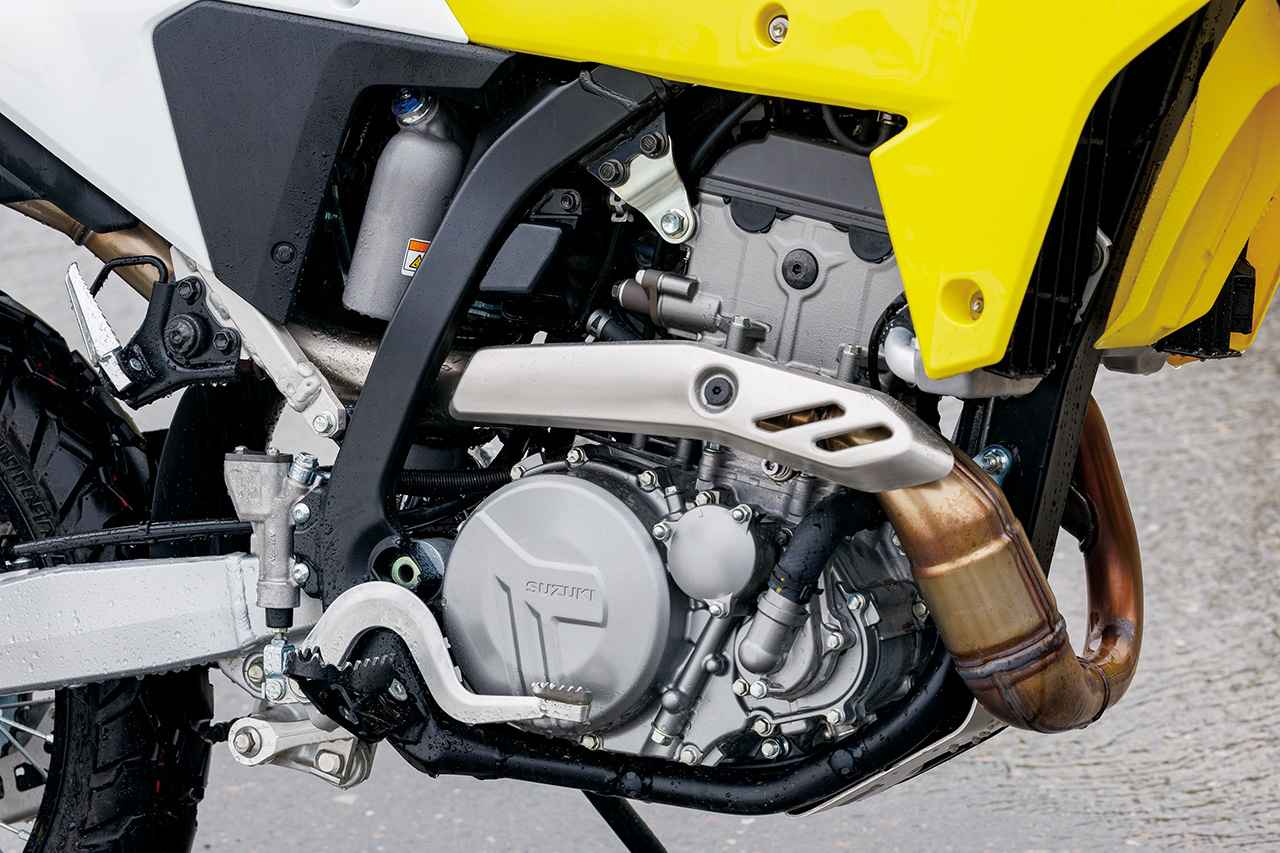 画像: 8000rpmで17%、全域で20%のメカニカルロスを軽減し、パワーと燃費を稼ぐエンジン。燃焼室はツインプラグ化し、IN側バルブはチタン、EX側バルブは中空になっている。ヘッドカバーは軽量なマグネシウム製だ。