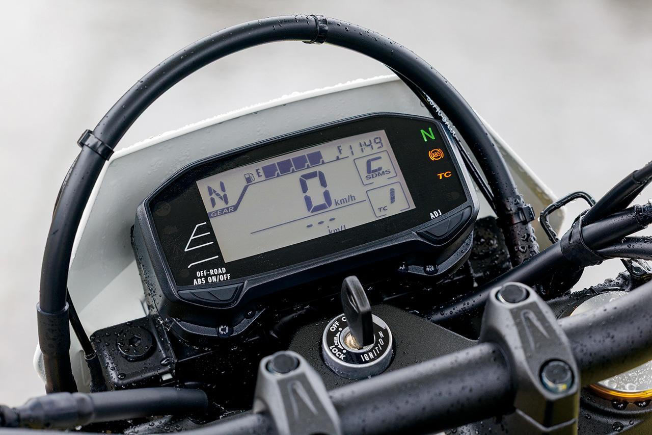 画像: 情報量が豊富で視認性の高いメーター。各制御はSとSMで別物となり、SDMCはA、B、Cから、STCSは1、2、Gとオフから選べる。Sは前後のABSをキャンセルできる。