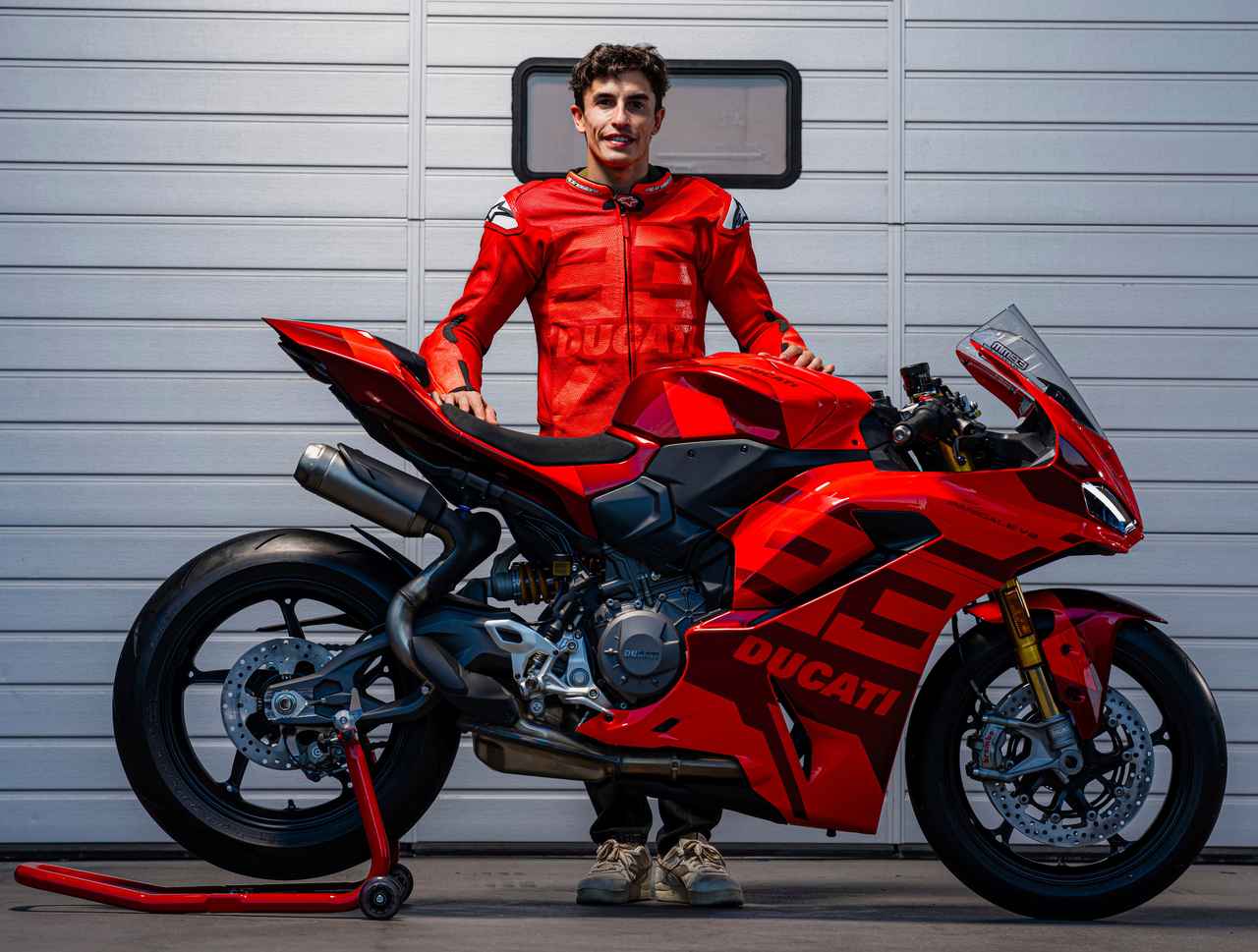 画像: ▲マルク・マルケス選手と「パニガーレV2 MM93」。