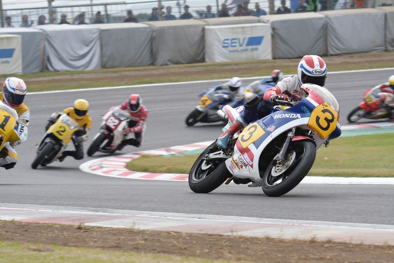 画像: コスプレライダーたちのエキシビジョンはRRR80'S。こういうレースもテイストの魅力のひとつです