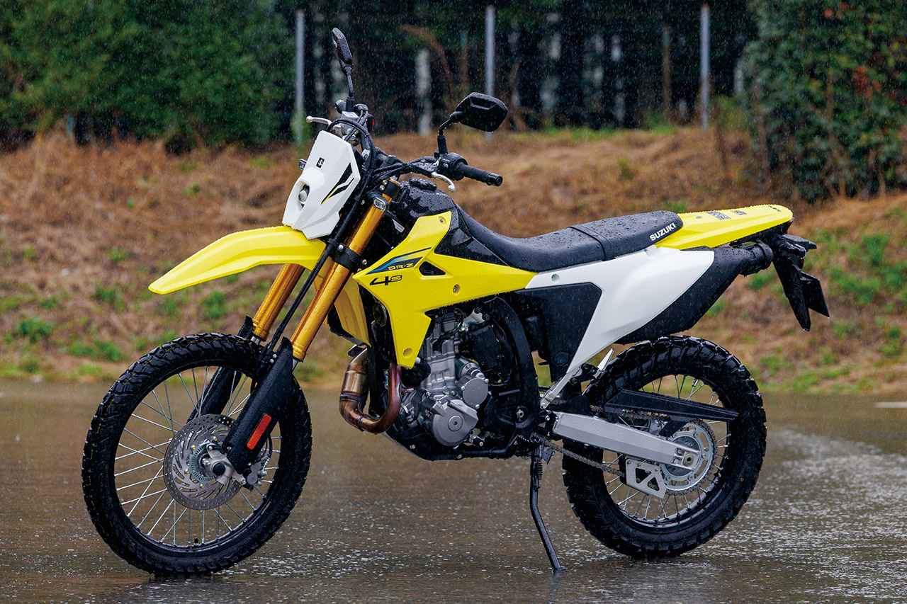 画像: SUZUKI DR-Z4S 2025年モデル 総排気量:398cc エンジン形式:水冷4ストDOHC4バルブ単気筒 シート高:890mm 車両重量:151kg 発売日:2025年10月8日 税込価格:119万9000円