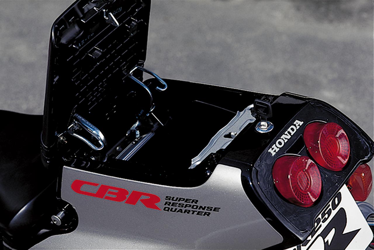 画像14: ホンダ「CBR250RR（MC22）」（1990年）各部装備・ディテール解説