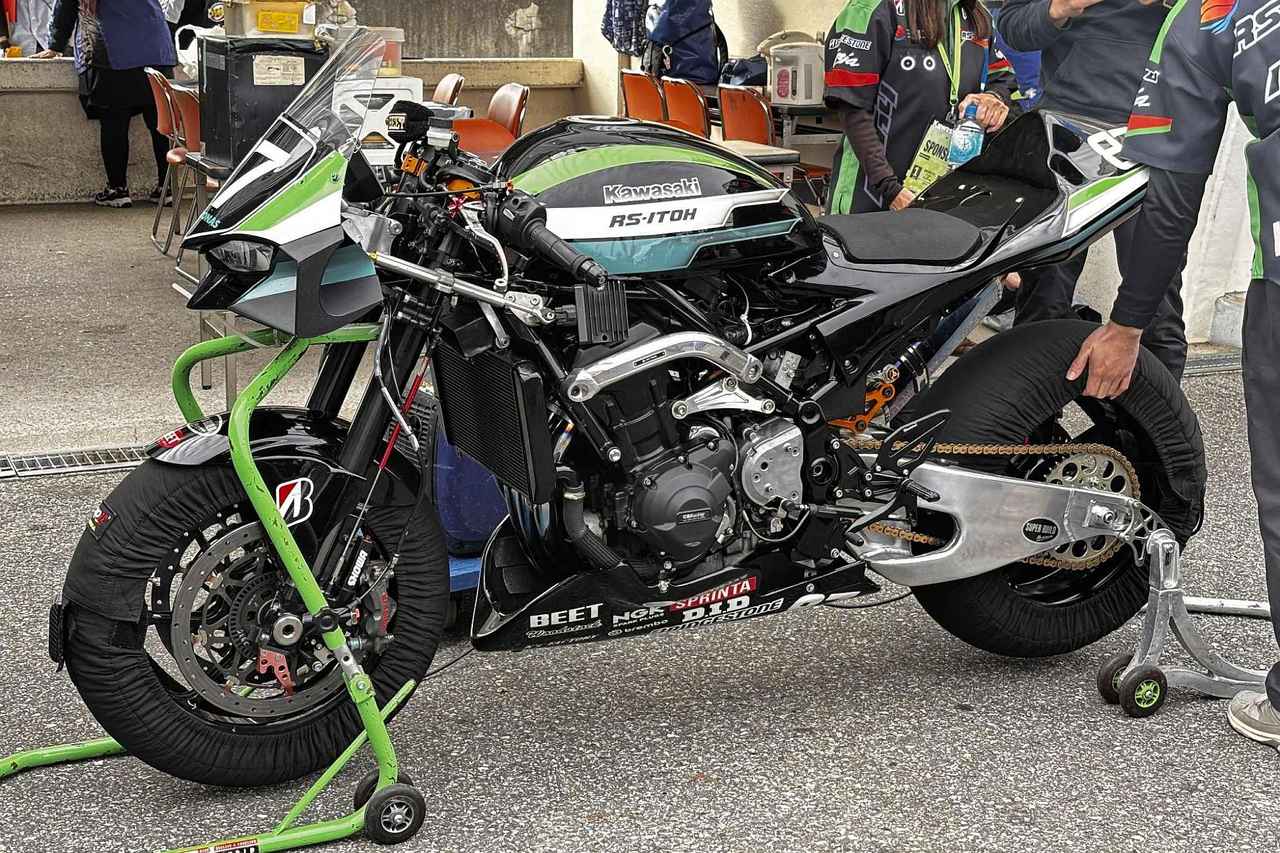 画像: Z900RSフレームにNinja1000エンジンを積んだRS-ITOH+柳川明選手。シルエットはZ900RS、こーゆーのがイイ!