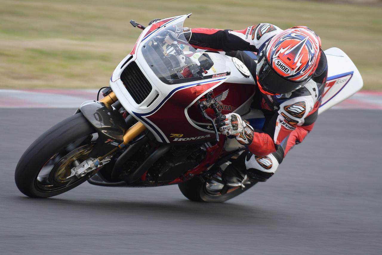 画像: ハーキュリーズ混走のスーパーモンスターエヴォリューション準拠の宇川徹CB1100R 空冷+鉄フレームの最高峰です