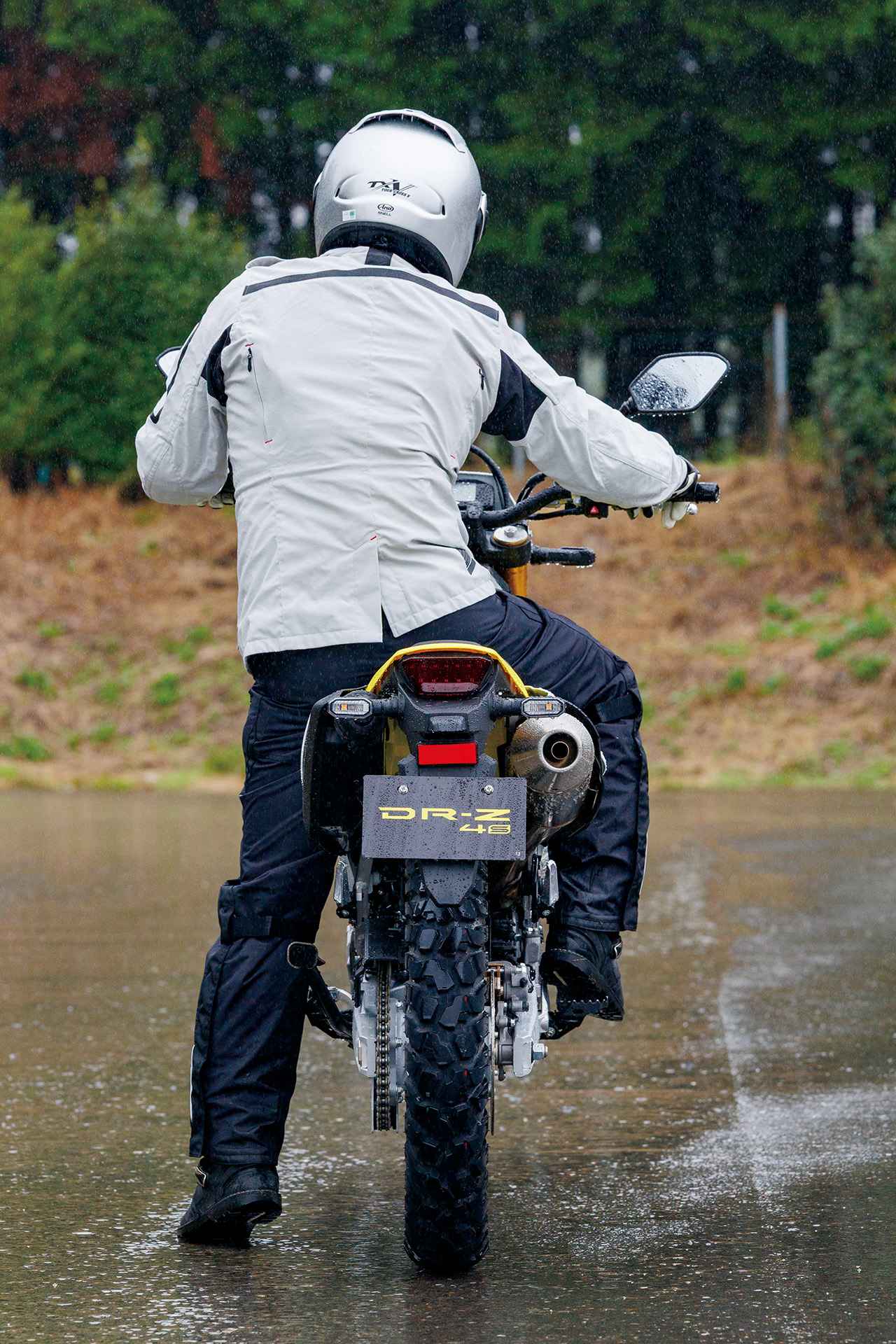 画像2: スズキ「DR-Z4S」ライディングポジション・足つき性