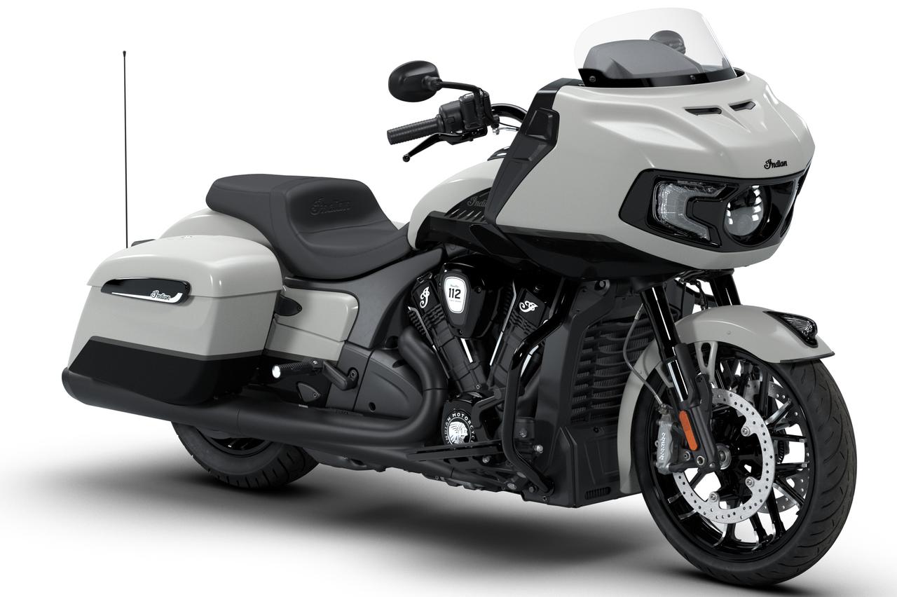画像1: Indian MOTORCYCLE Challenger Dark Horse with 112 Package 2026年モデル 総排気量:1834cc エンジン形式:水冷4ストV型2気筒 シート高:672mm 車両重量:388kg