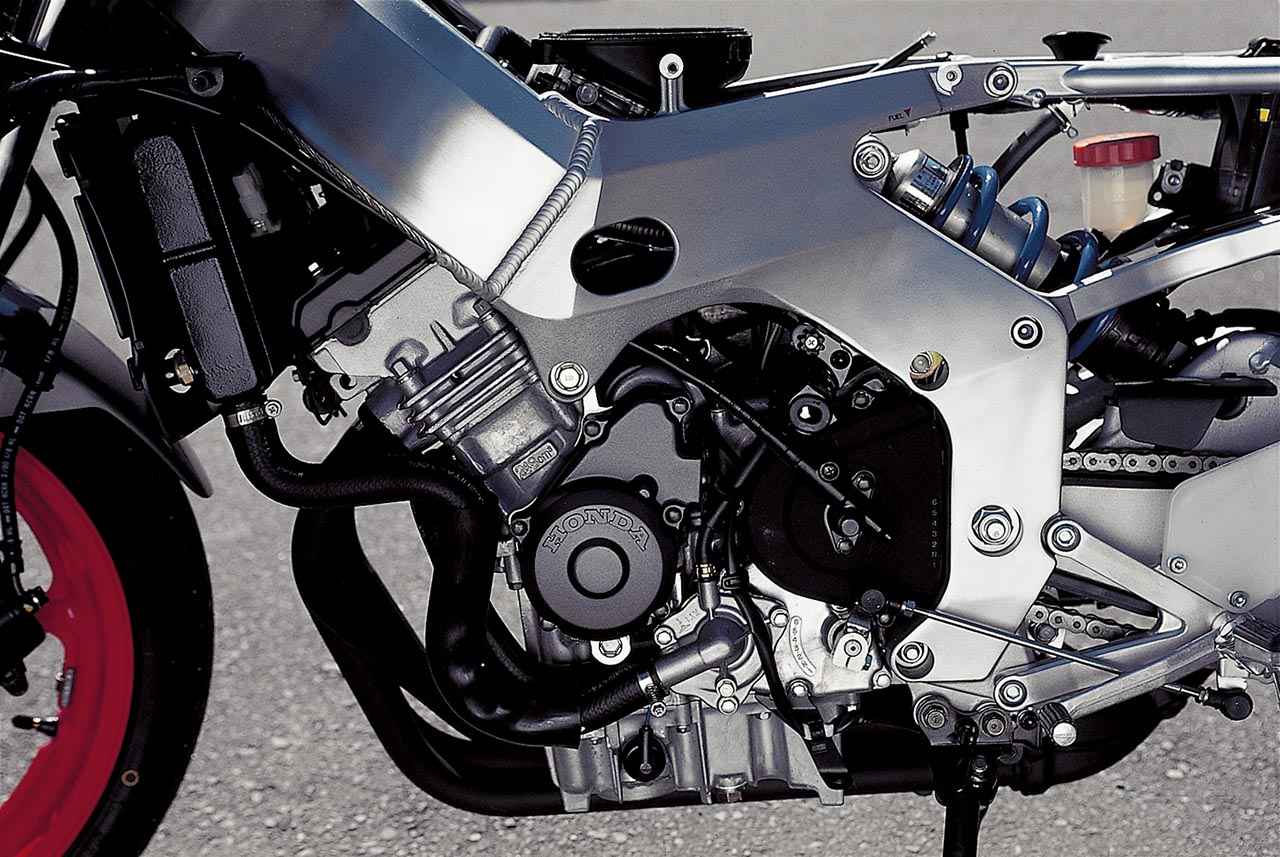 画像 : 7番目の画像 - 【写真17枚】ホンダ「CBR250RR（MC22）」（1990年） - webオートバイ