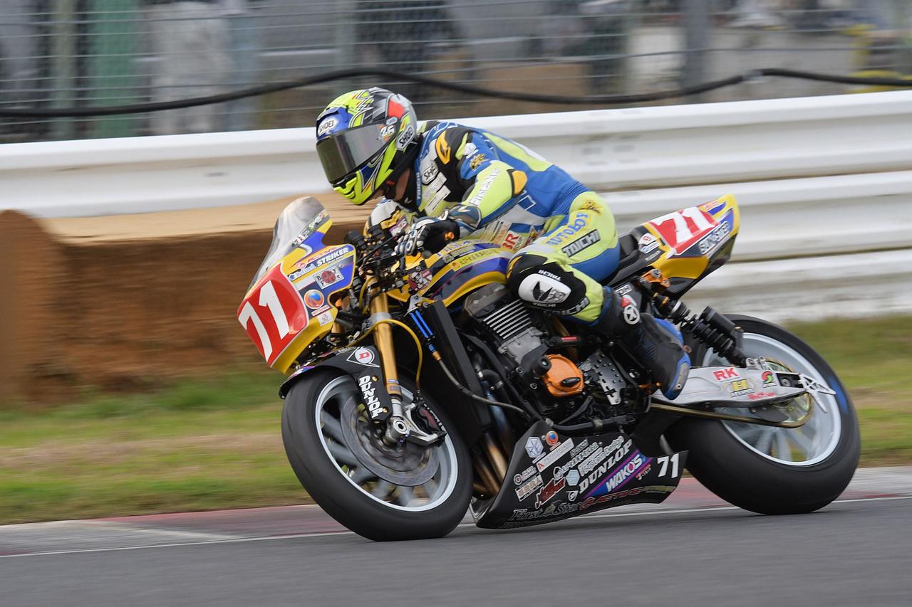 画像: これでもか、ってほどZRXをイジり倒している新庄車 電子制御が装着される以前の車両ですね