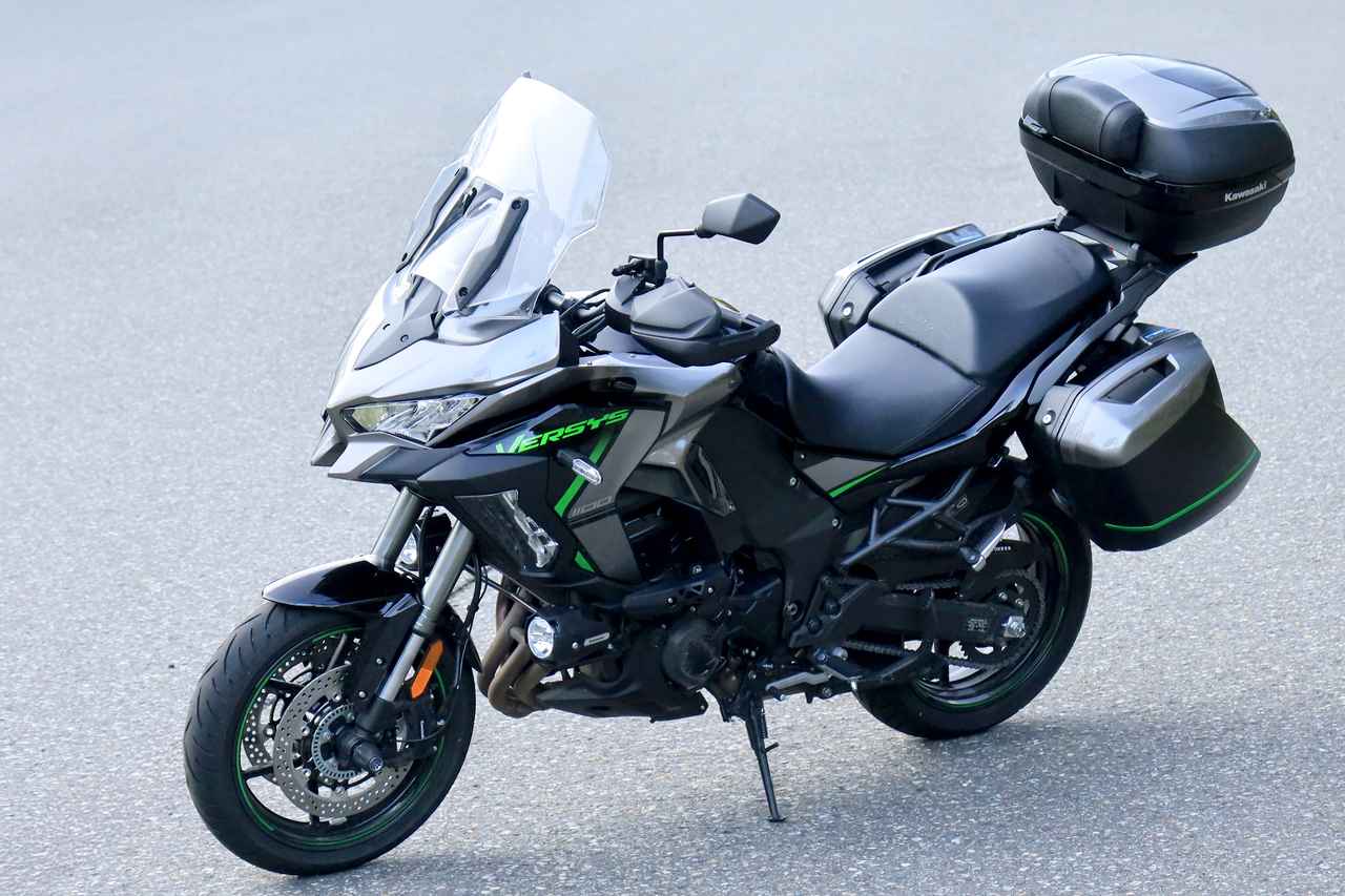 画像: Kawasaki VERSYS 1100 SE 2025年モデル 総排気量：1098cc エンジン形式：水冷4ストロークDOHC4バルブ並列4気筒 シート高：820mm 車両重量：260kg 発売日：2025年4月12日（土） 税込価格：209万円 ※撮影車両はケース類やフォグランプなどアクセサリーパーツを装着しています。