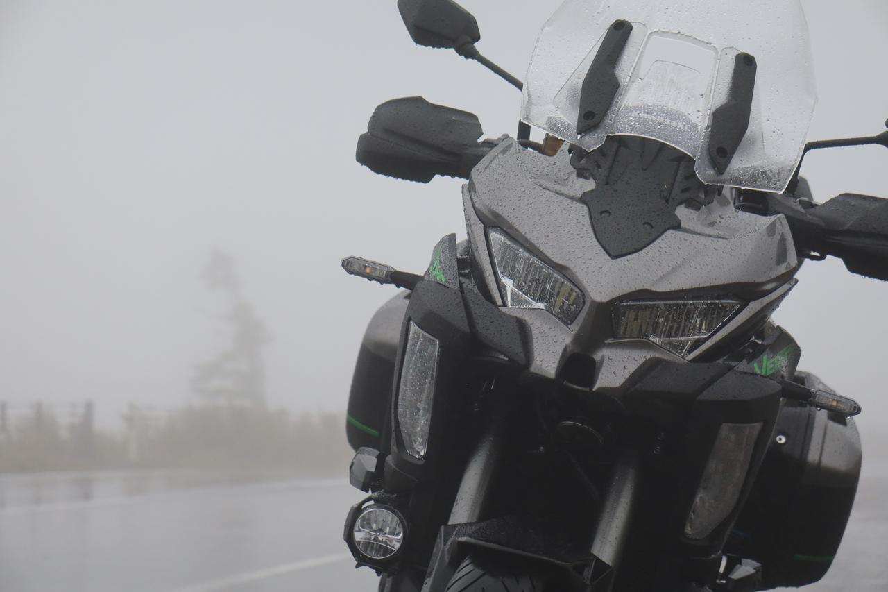 画像2: ▲志賀草津道路・山田峠付近。今日の雨も道の東側へと流れ落ちれば、太平洋へ。西側に流れれば、日本海へと向かうことになる。雨の日に立つことで、分水嶺は運命の分かれ道なのだとリアルに感じた。