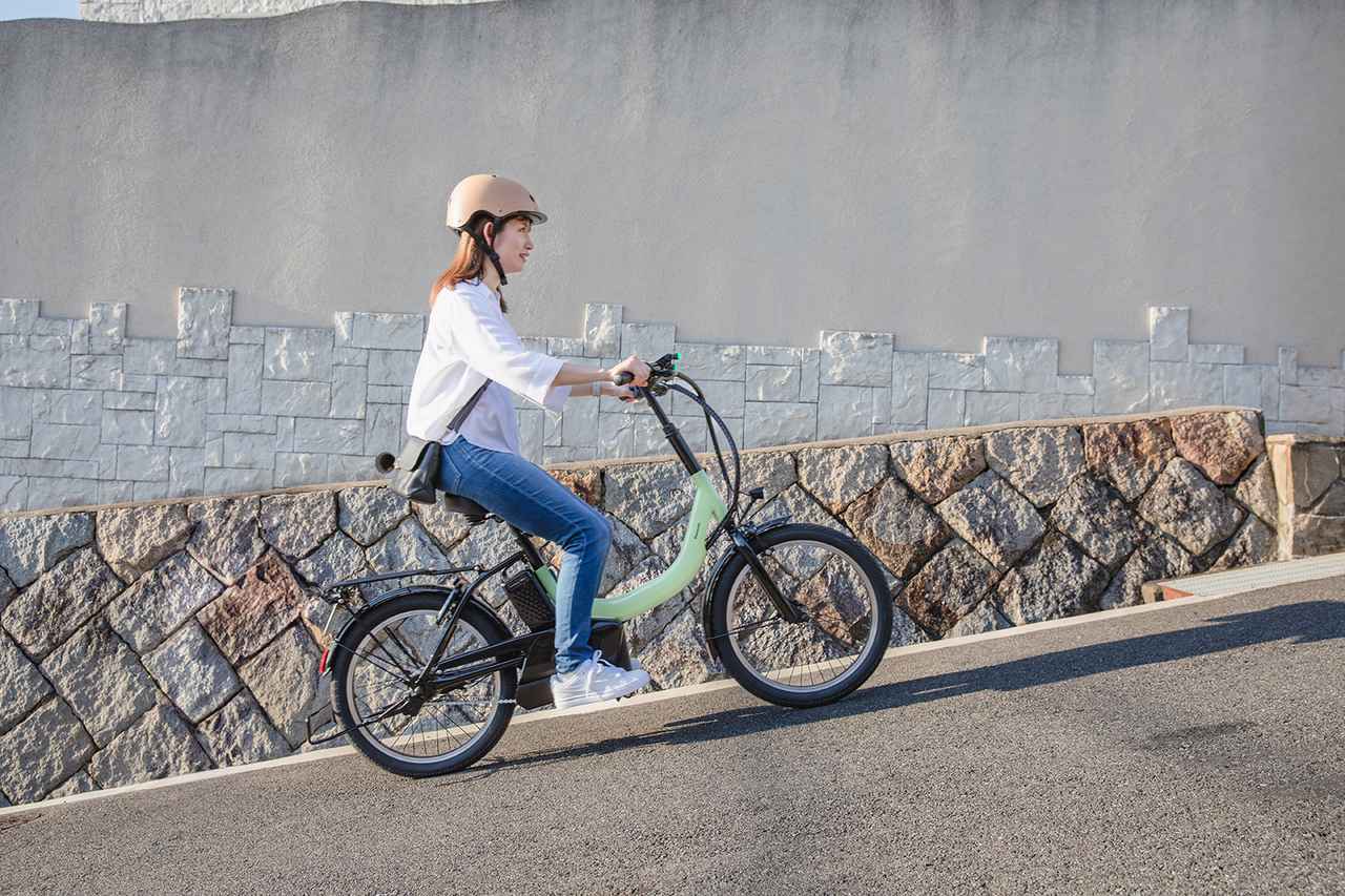 画像: 勾配12度まで登坂できるが、坂道発進でウィリーを抑制するための出力制御機構も搭載している。