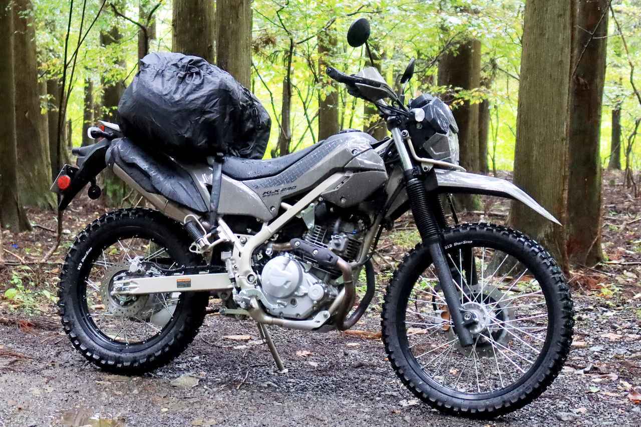 画像: Kawasaki KLX230 SHERPA S 2026年モデル 総排気量：232cc エンジン形式：空冷4ストロークSOHC2バルブ単気筒 シート高：825mm 車両重量：136kg 発売日：2025年9月15日 税込価格：66万円 ※シートバッグや積載パーツは筆者の私物です。
