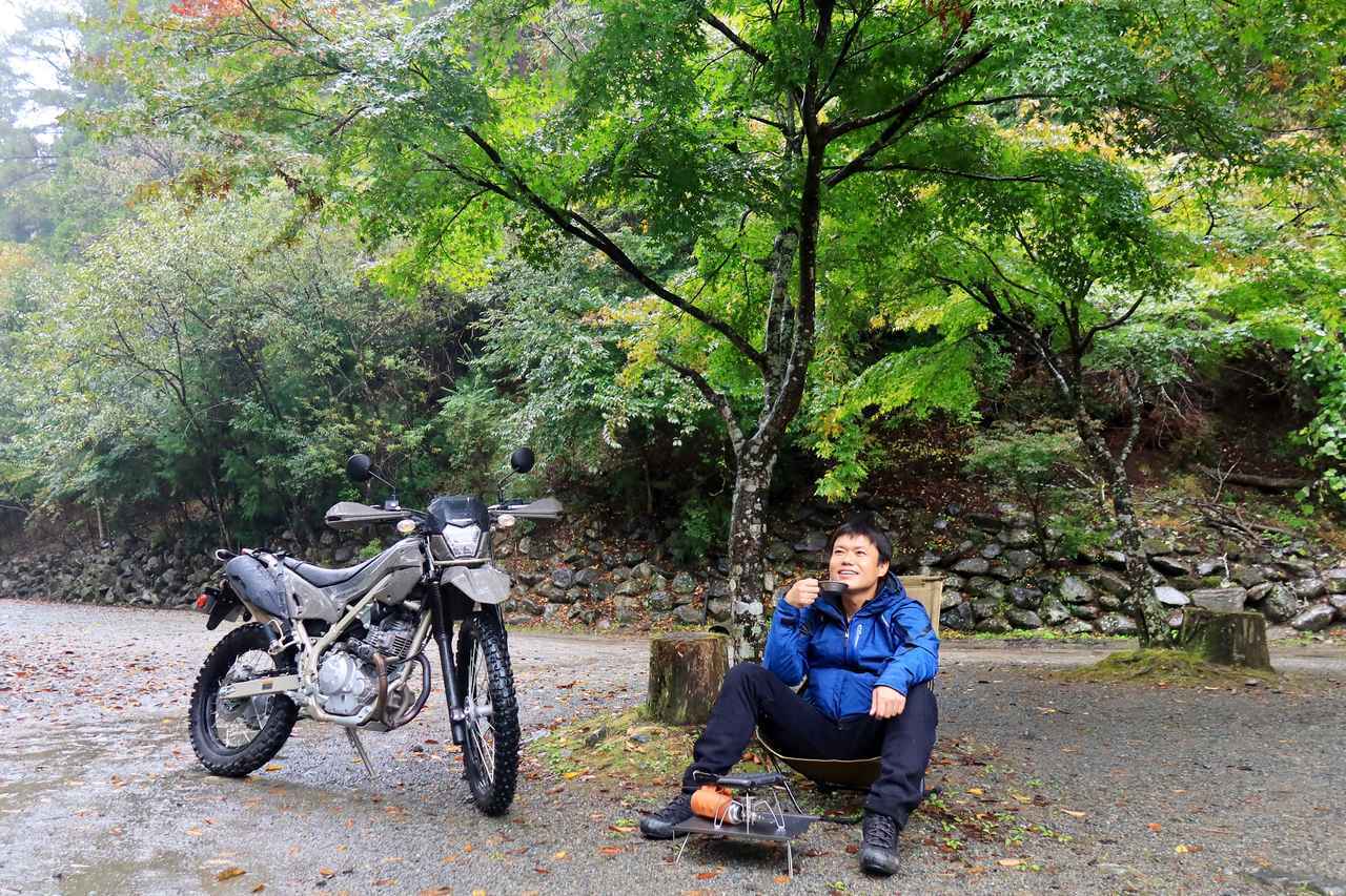 画像: ▲十代の頃からお世話になっている先輩が「さっきの写真じゃあんまりだろ」と言い、もうワンカット妙にリアリティに欠けるいかにもな写真を撮ってくれた。