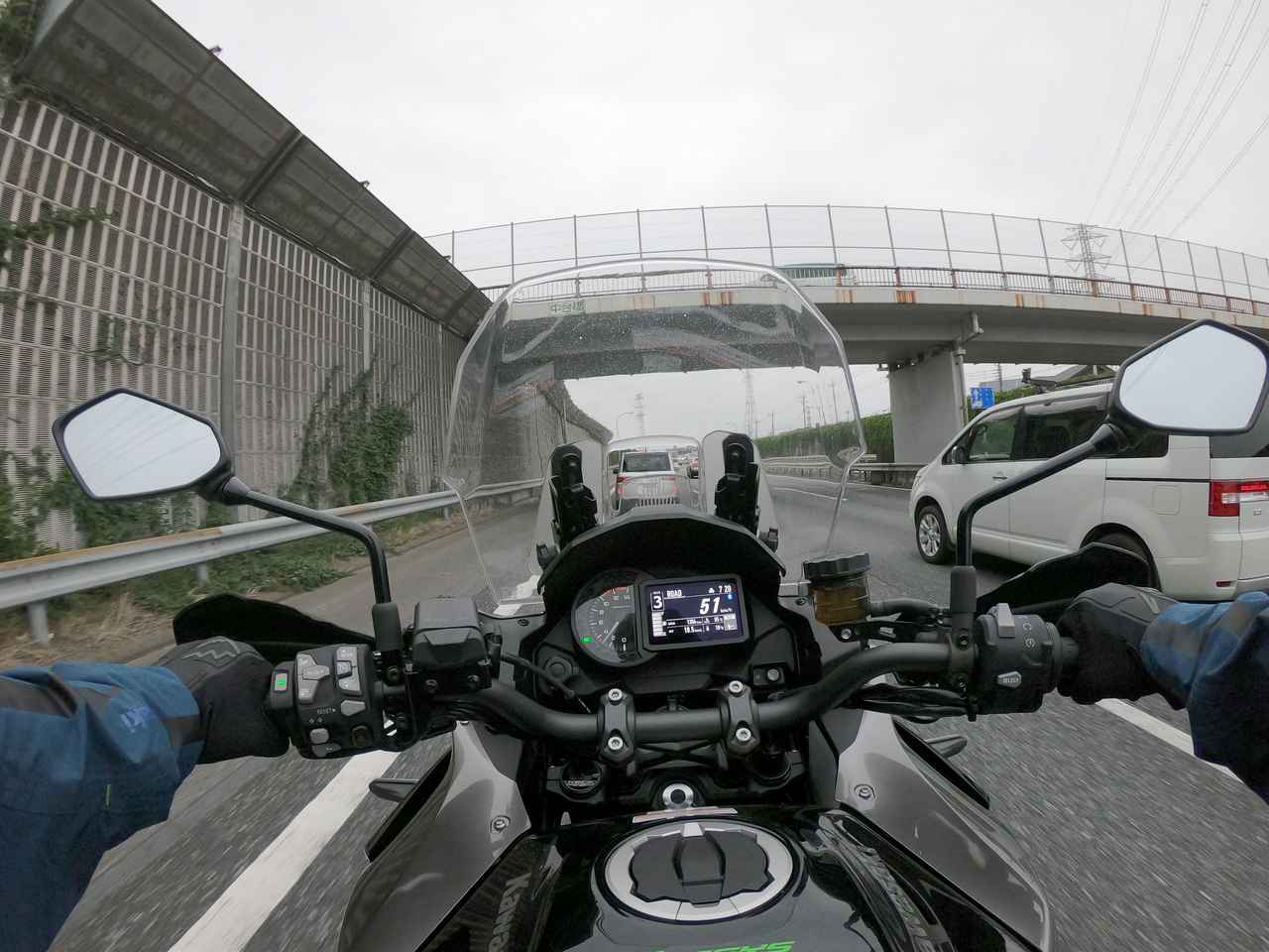 画像1: 渋滞と雨