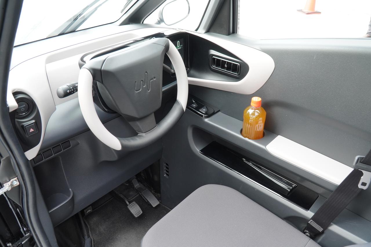 画像: 全幅1m未満と非常にコンパクトなEVで、ドアは左側のみ設置している。