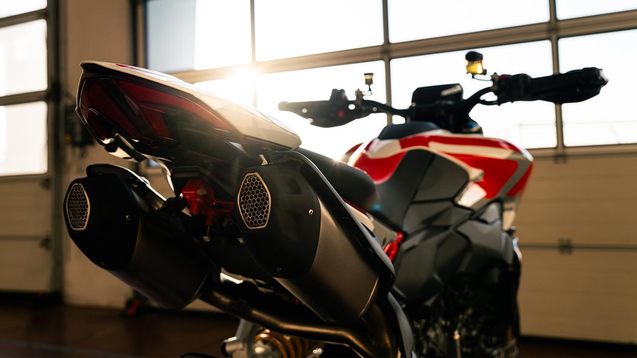 画像2: ドゥカティ新型「ハイパーモタードV2」はパニガーレV2直系のエンジンを搭載!950から13kgの軽量化、豪華足まわりのSPも同時発表!【2026速報】