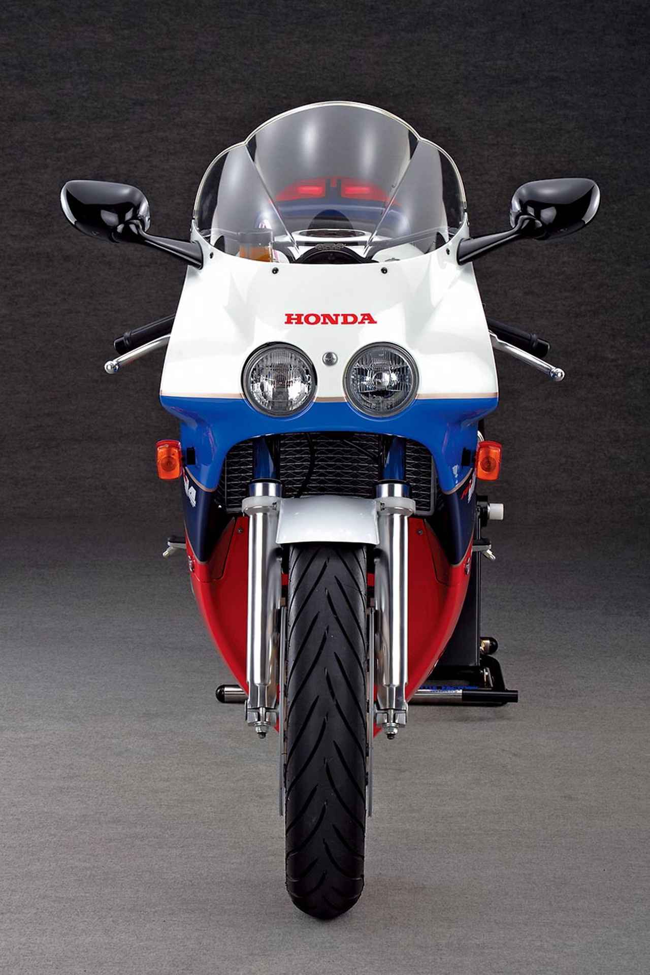 画像1: ホンダ「VFR750R（RC30）」（1987年）｜レーサーに非常に近い姿での市販化を目指したホンダ2輪史においても格ある名作