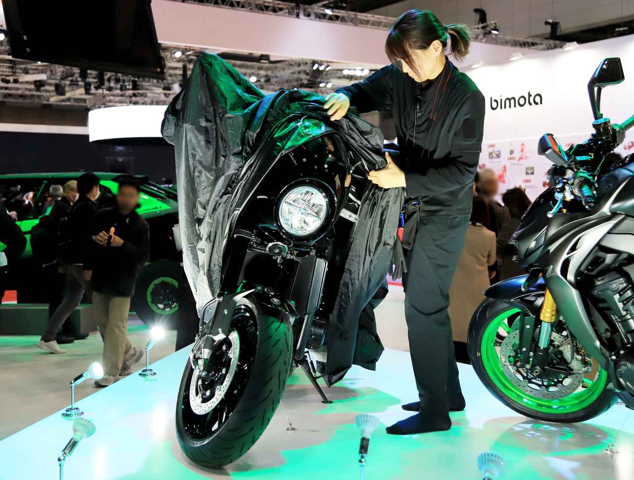 画像2: ▲Japan Mobility Show 2025で世界初公開された新型Z900RS SEと新型Z900RS CAFE。
