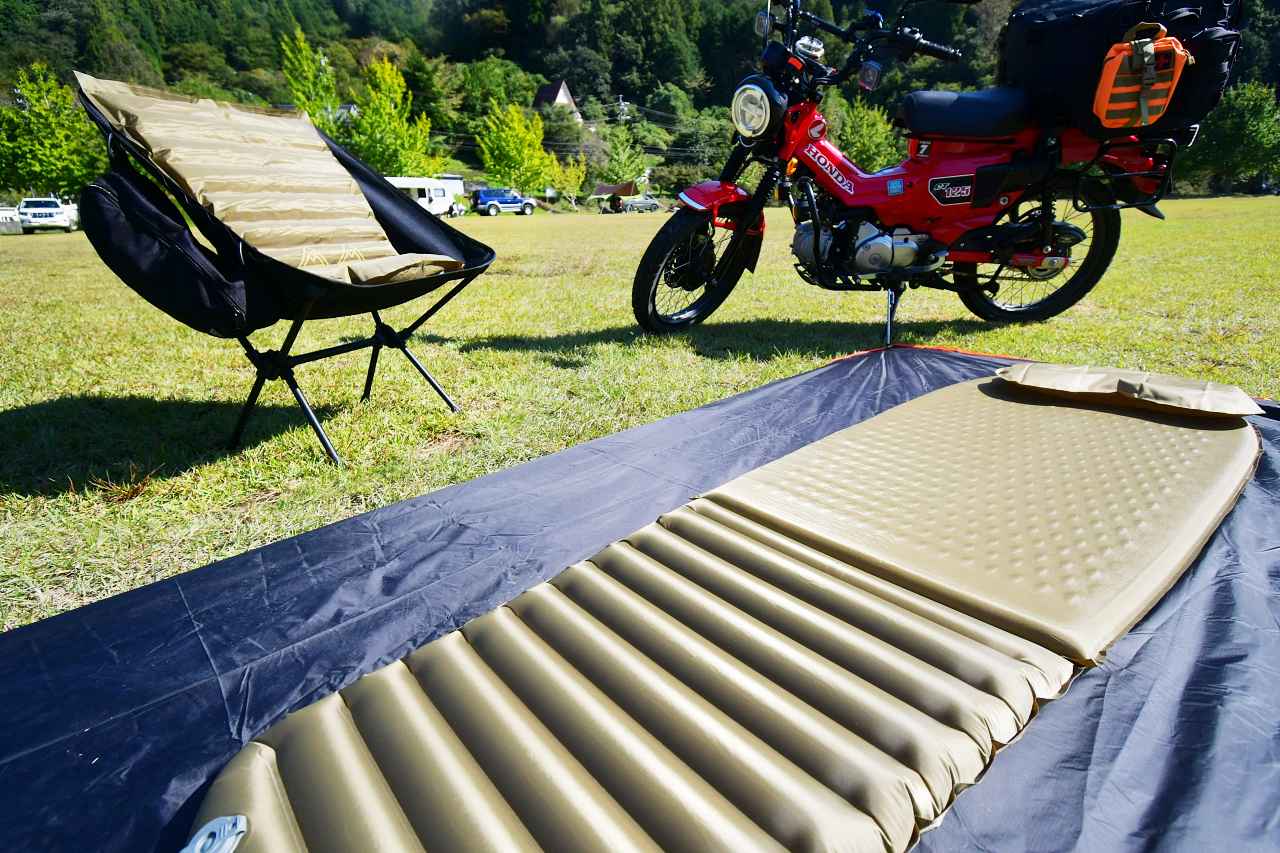 画像: コンパクトさと寝心地を両立したハイブリッドマットは、キャンプツーリング最強マットの一つと言えるかも - webオートバイ