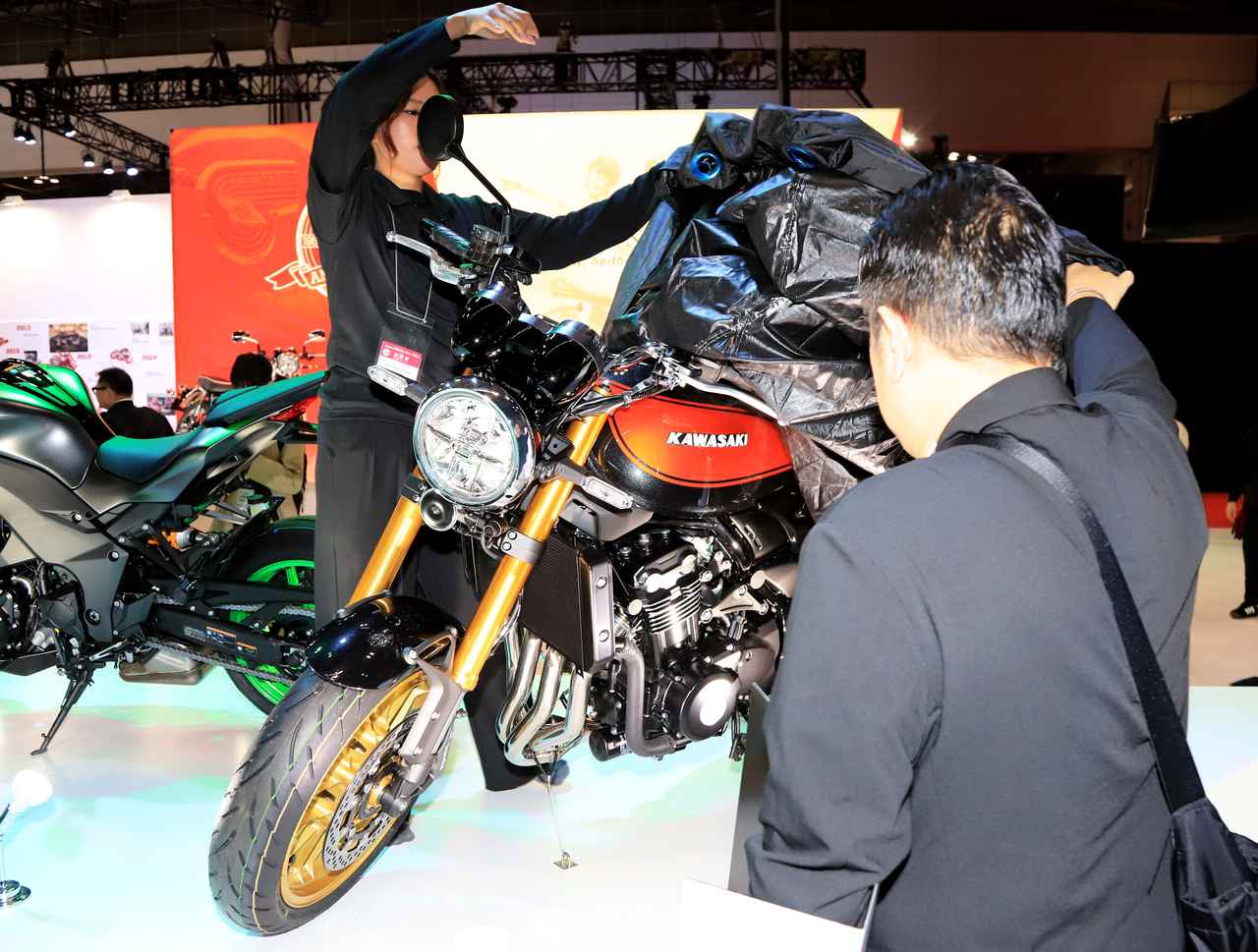 画像1: ▲Japan Mobility Show 2025で世界初公開された新型Z900RS SEと新型Z900RS CAFE。