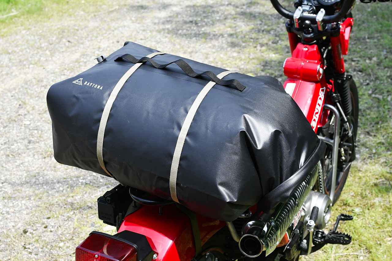 画像: デイトナ ドライバッグシリーズは、収納力や防水だけじゃなくバルブのおかげで洗濯や空気入れにも使える便利ギア。 - webオートバイ