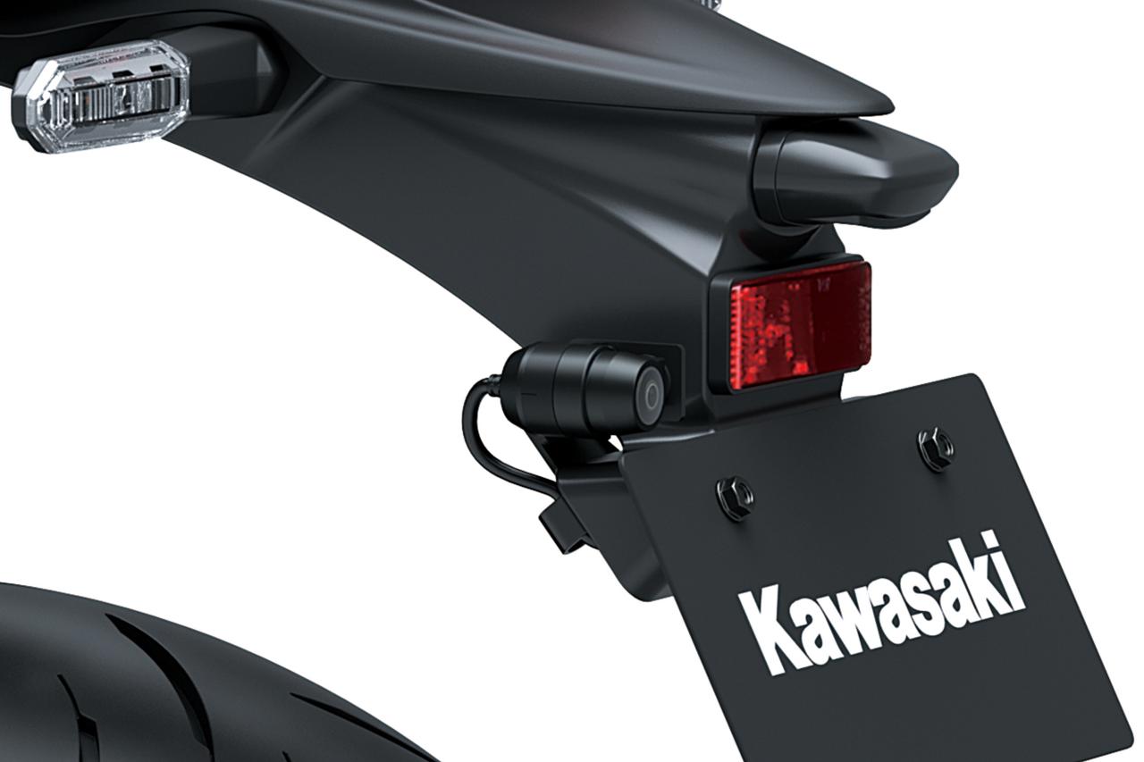 画像2: ▲ドライブレコーダーは前後カメラを完備。わずらわしい配線が極力目立たないように処理されているのも標準装備の魅力です。GPS対応型で、映像と撮影場所をリンクさせ正確に記録可能。強い衝撃を受けた際は自動的に録画を開始する機能も搭載されています。