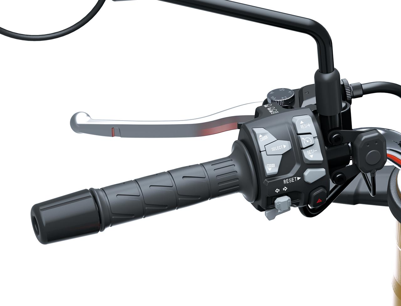 画像: ▲エレクトロニッククルーズコントロールはハンドル左スイッチで操作します。スイッチボックスも一新。アシスト＆スリッパークラッチは従来モデルから継続採用。グリップヒーターはアクセサリーパーツとして用意されています。