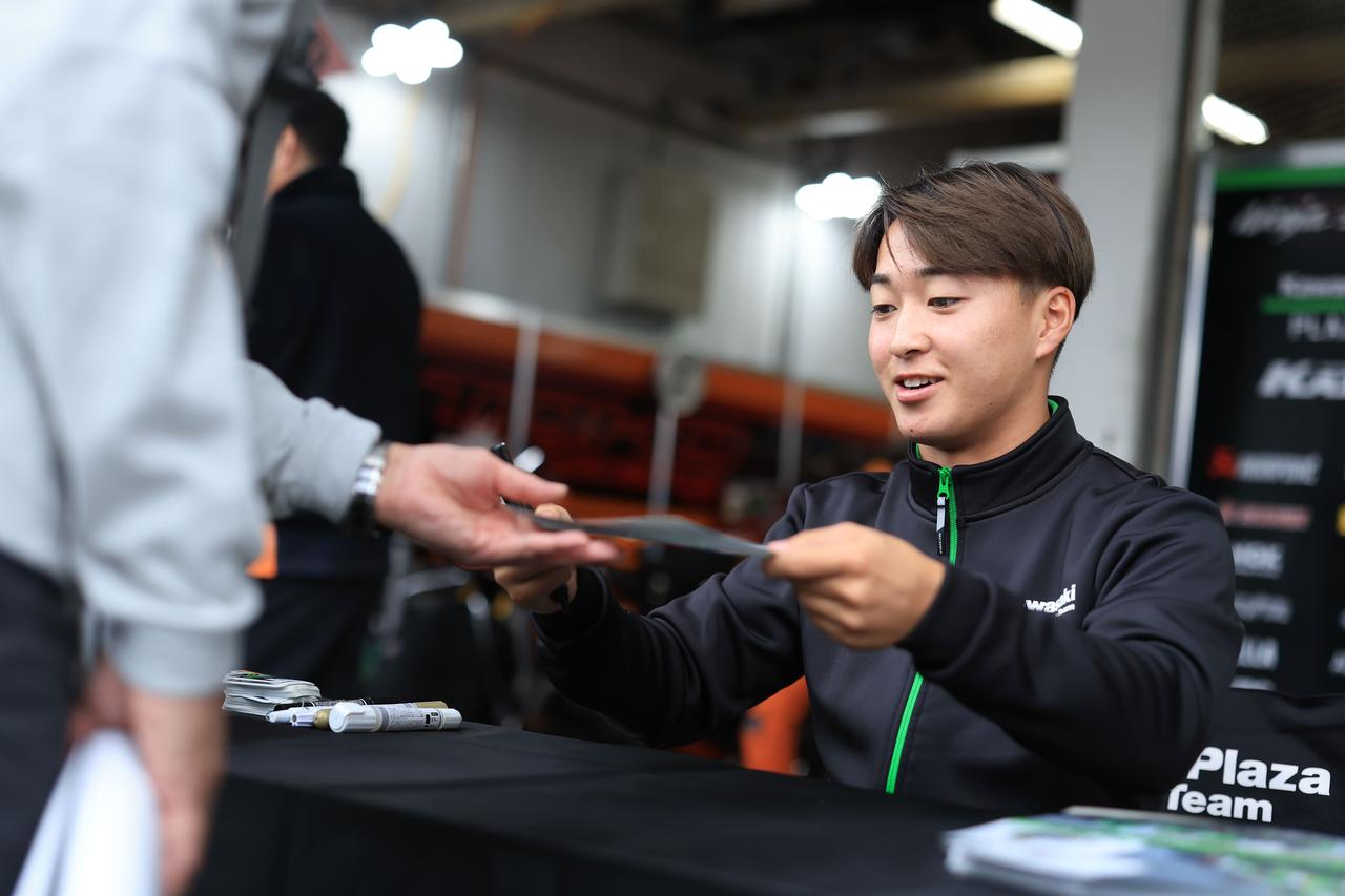 画像: ▲ファンの声援に応えるために、Kawasaki Plaza Racing Teamの戦いはこれからも続きます。