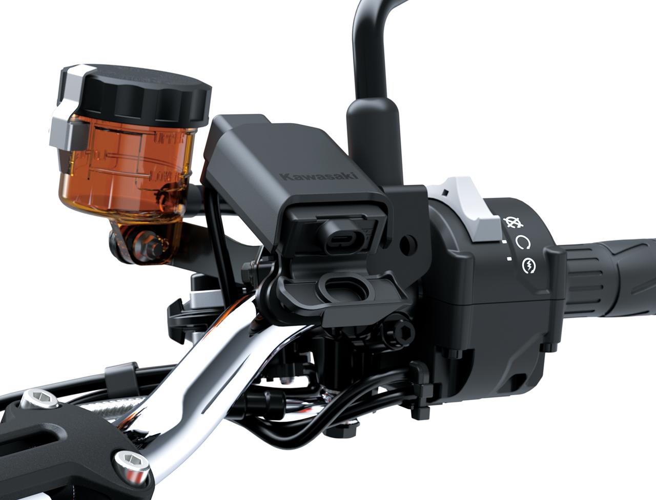 画像: ▲アクセサリーパーツとしても用意されているUSB Type-Cの端子を採用した純正電源ソケット。ハンドル右側の使いやすい位置に設置されています。